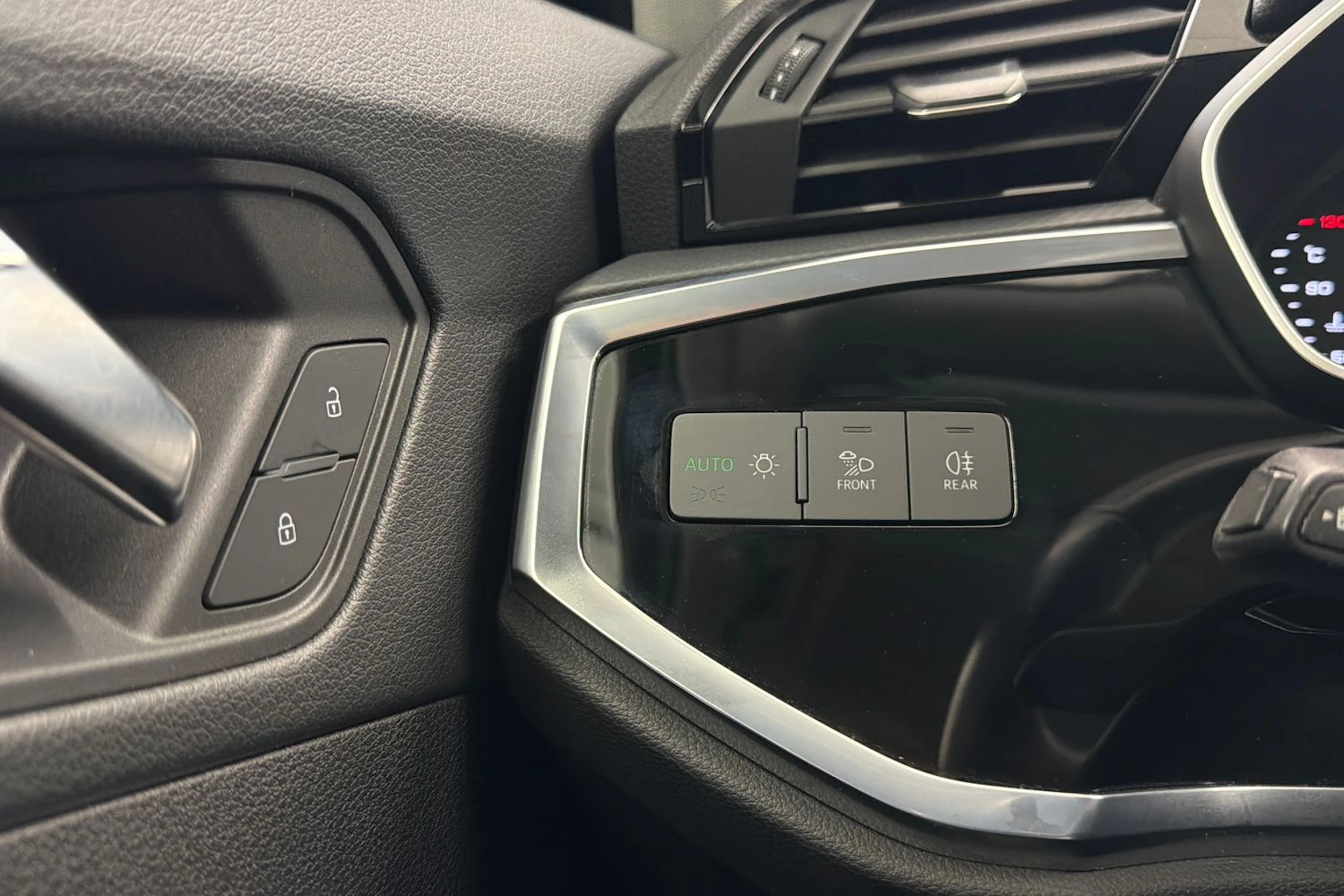 musta Audi Q3 2022 kuva 17.