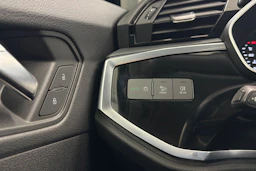 musta Audi Q3 2022 kuva 17.