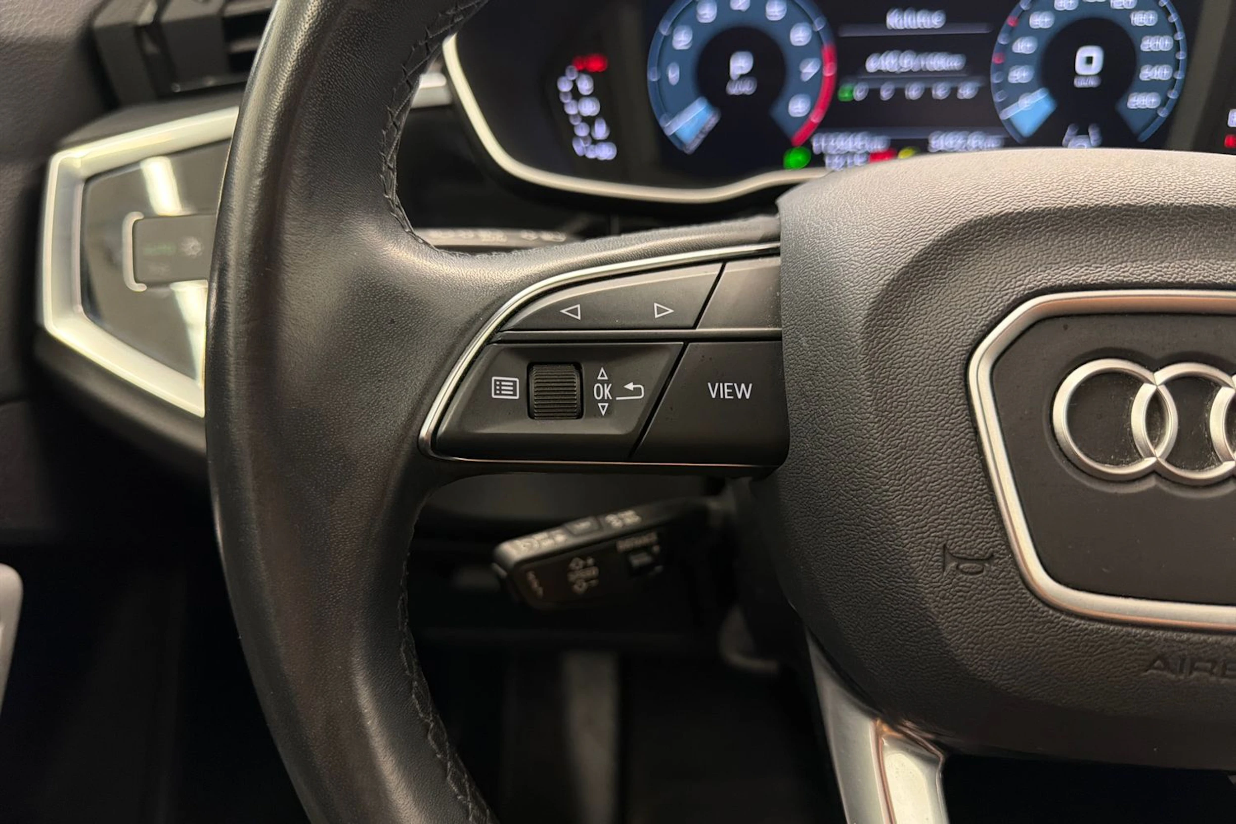 musta Audi Q3 2022 kuva 18.