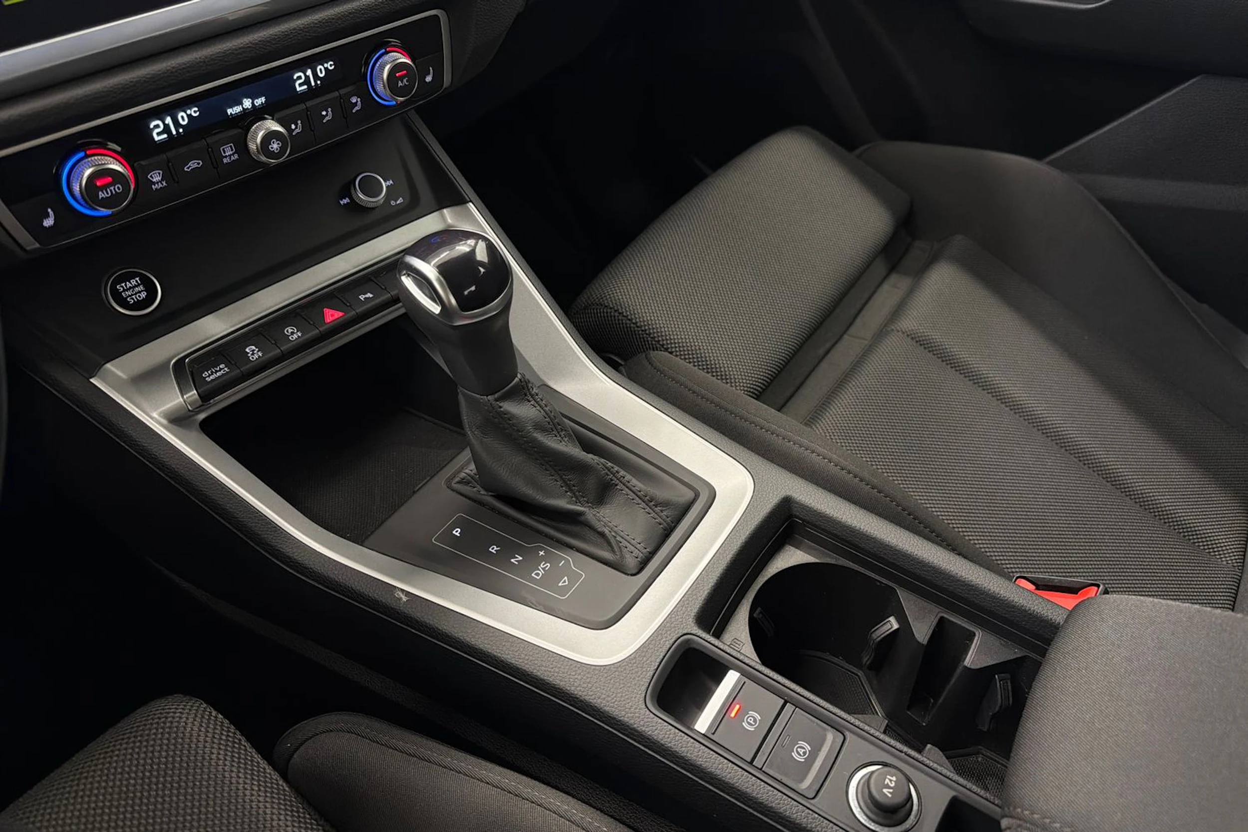 musta Audi Q3 2022 kuva 21.
