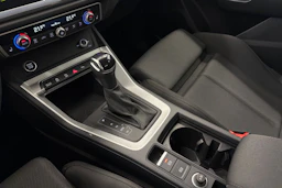 musta Audi Q3 2022 kuva 21.