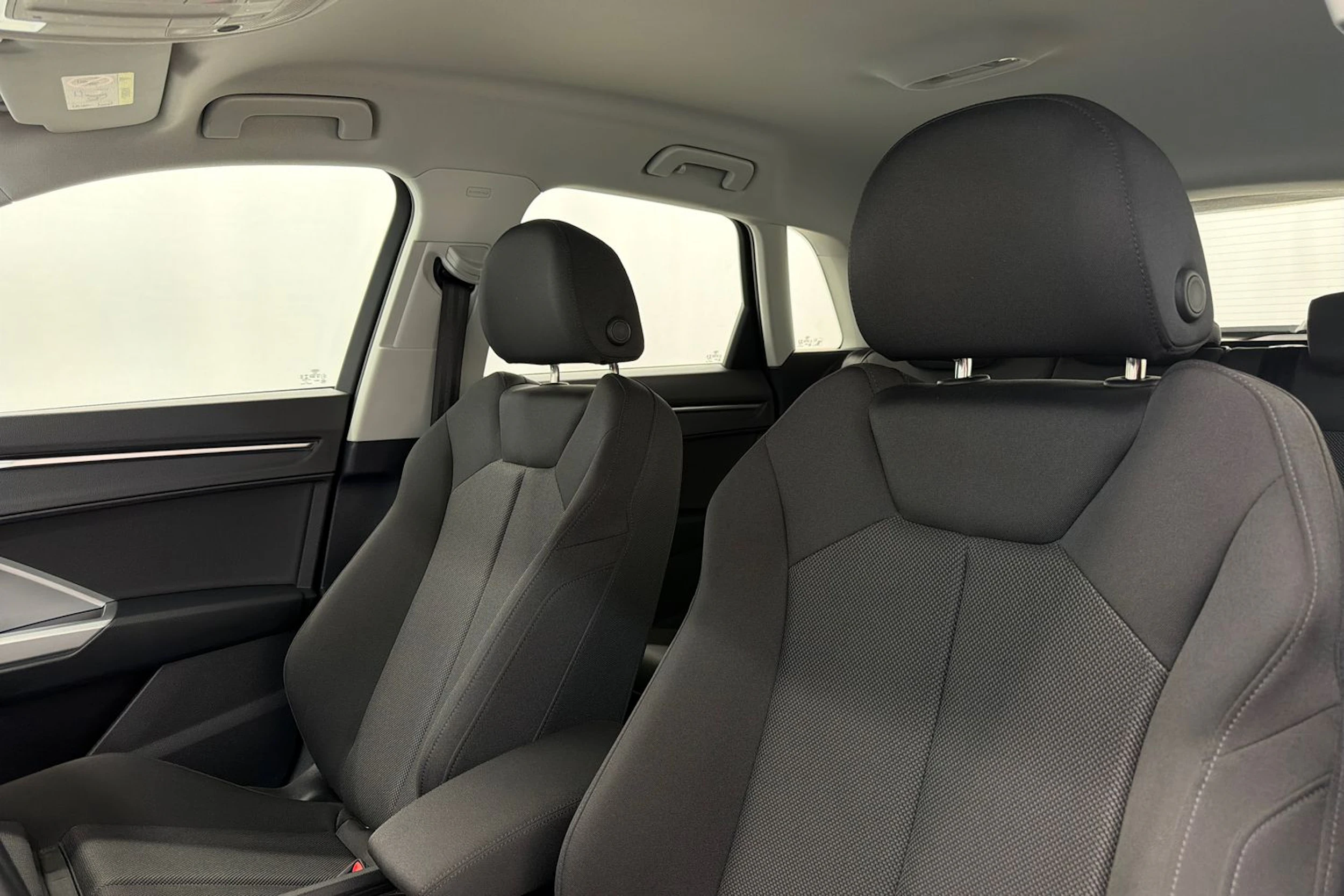 musta Audi Q3 2022 kuva 25.