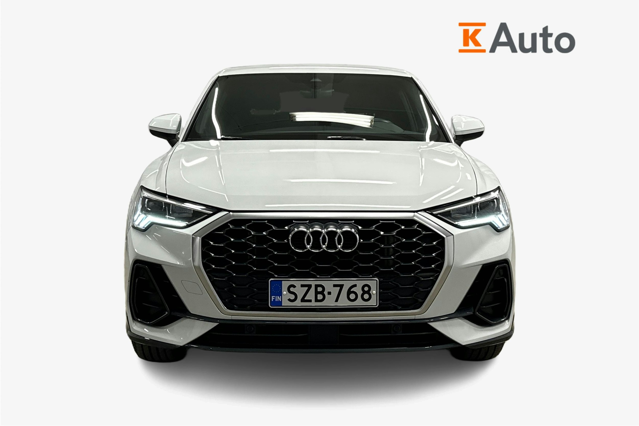 valkoinen Audi Q3 2022 kuva 5.