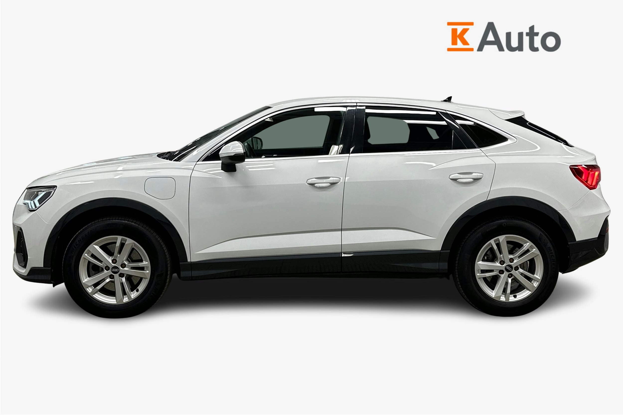 valkoinen Audi Q3 2022 kuva 6.