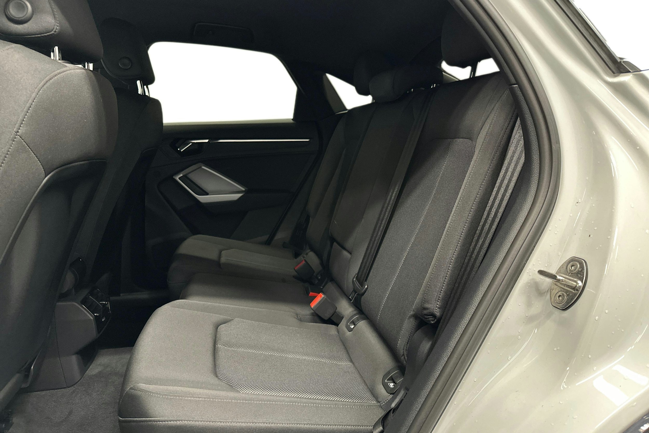 valkoinen Audi Q3 2022 kuva 10.