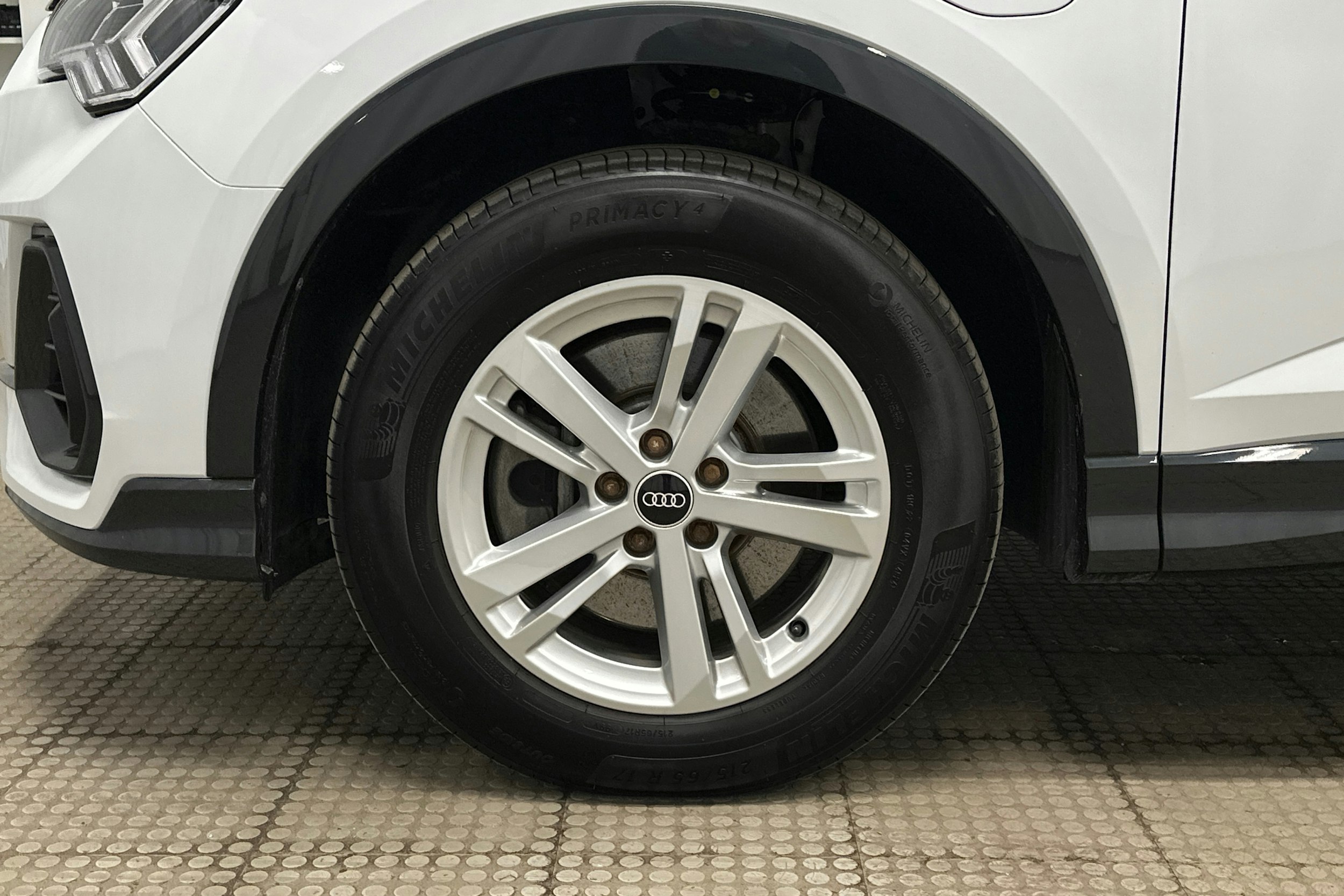 valkoinen Audi Q3 2022 kuva 11.