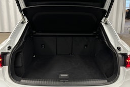 valkoinen Audi Q3 2022 kuva 14.