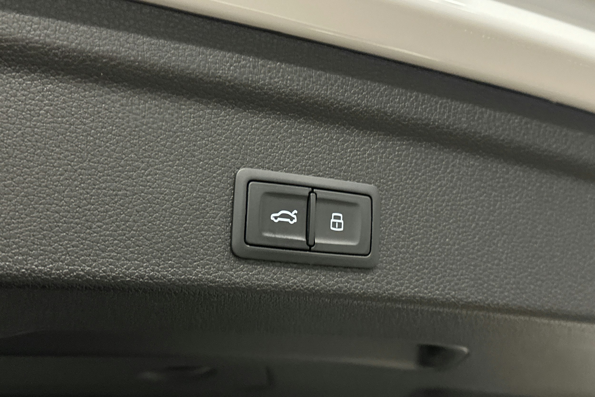 valkoinen Audi Q3 2022 kuva 16.