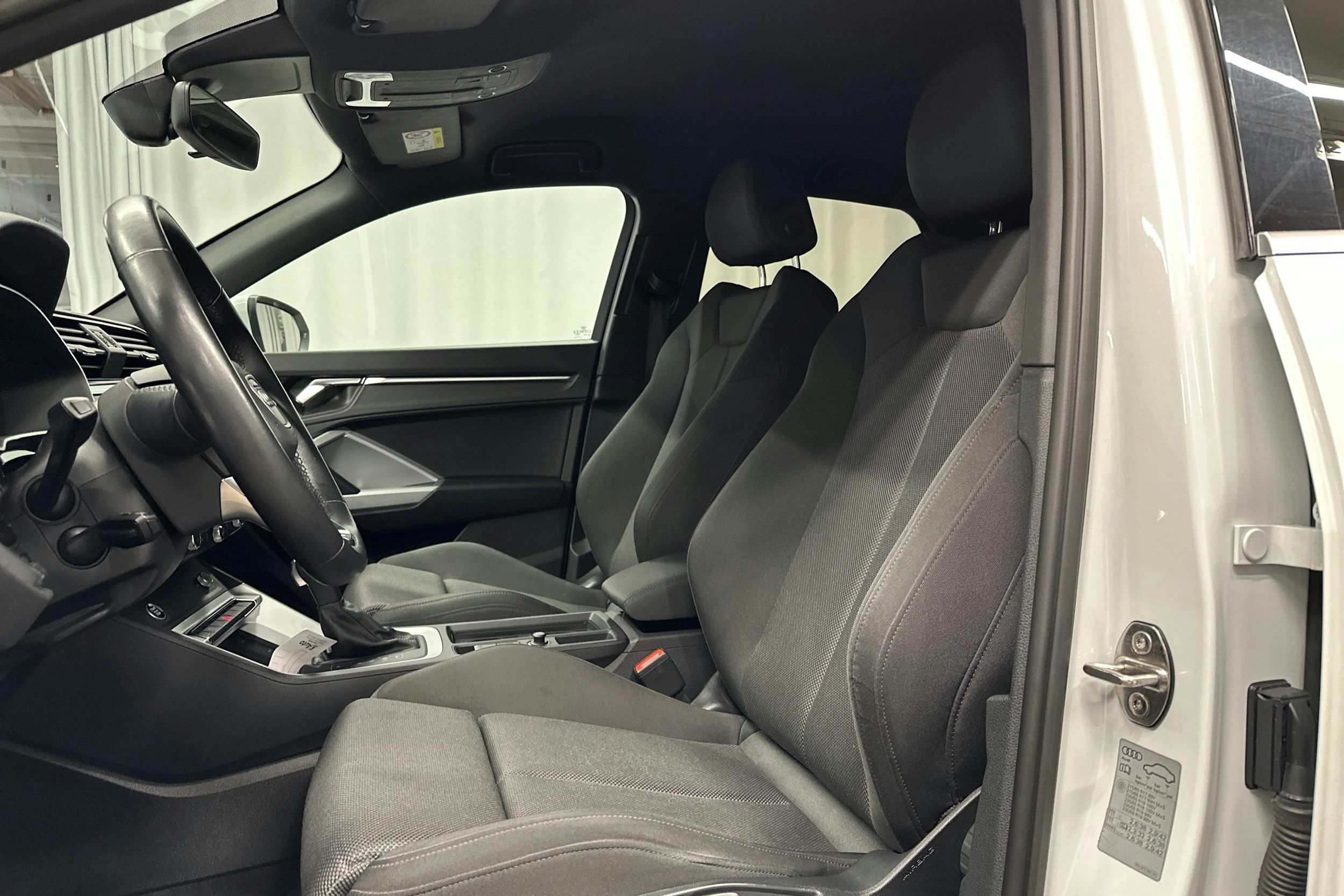 valkoinen Audi Q3 2022 kuva 17.