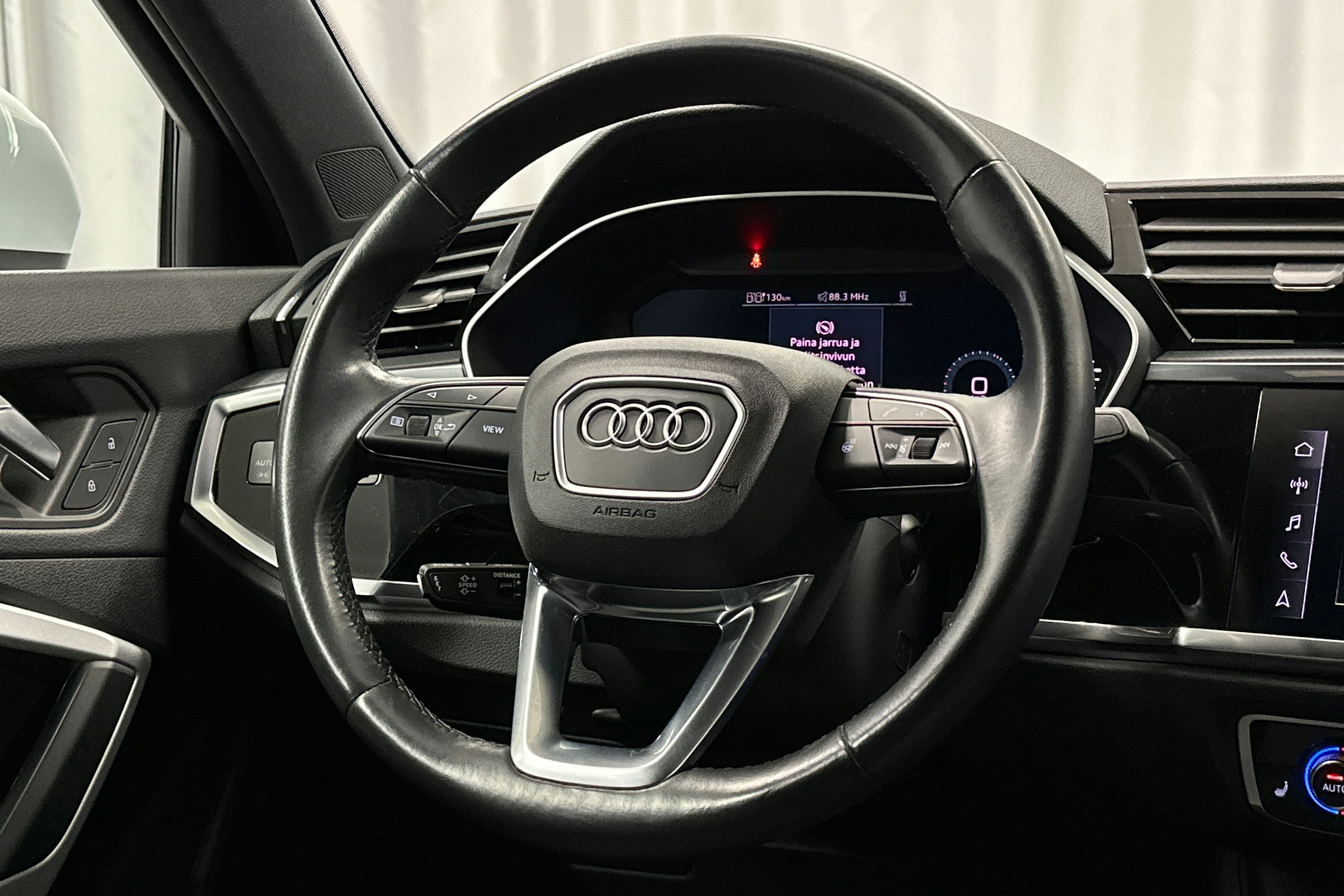 valkoinen Audi Q3 2022 kuva 18.