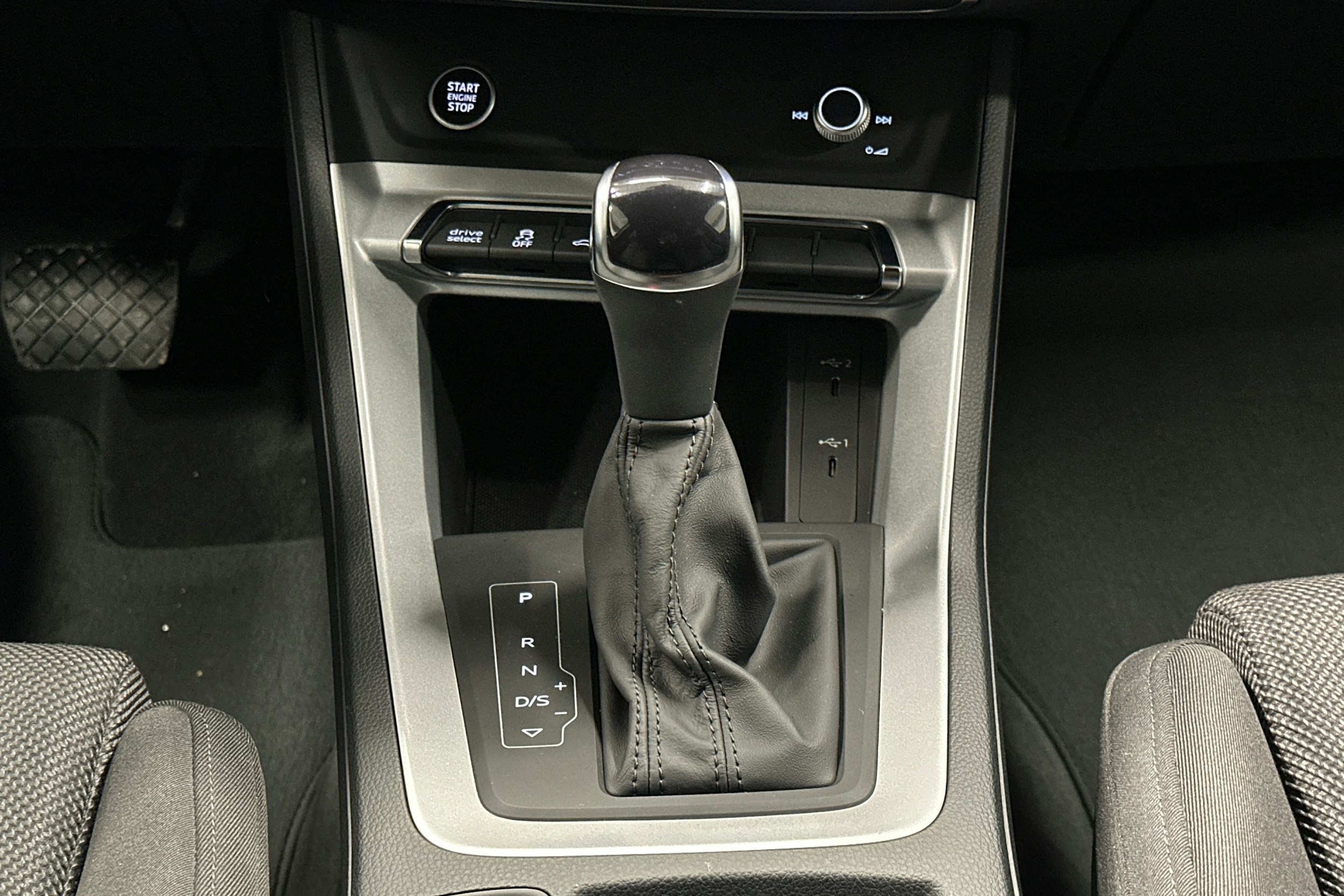 valkoinen Audi Q3 2022 kuva 19.