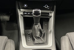 valkoinen Audi Q3 2022 kuva 19.