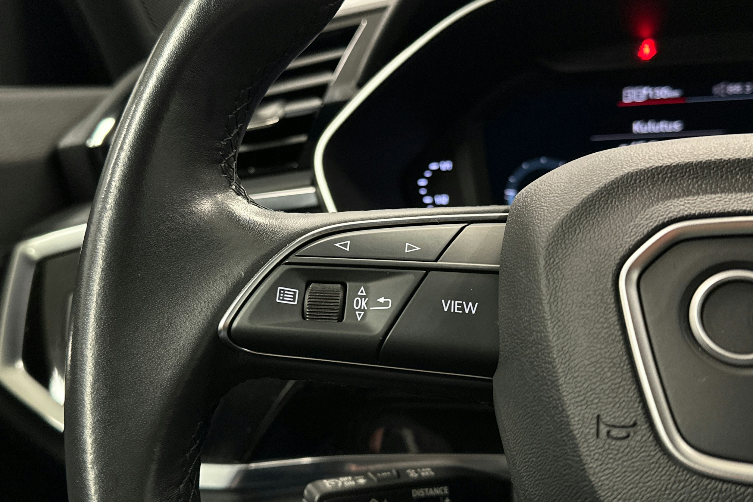 valkoinen Audi Q3 2022 kuva 22.