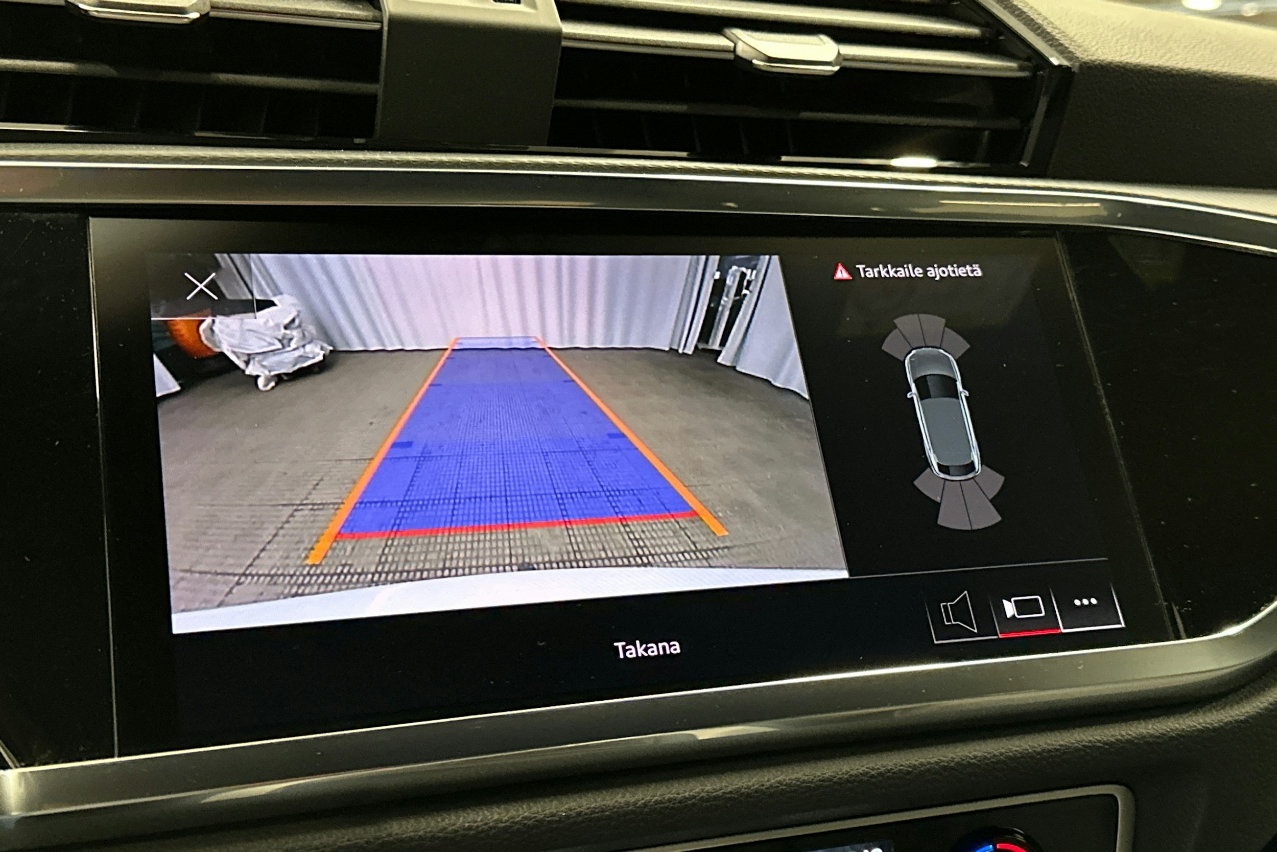 valkoinen Audi Q3 2022 kuva 26.