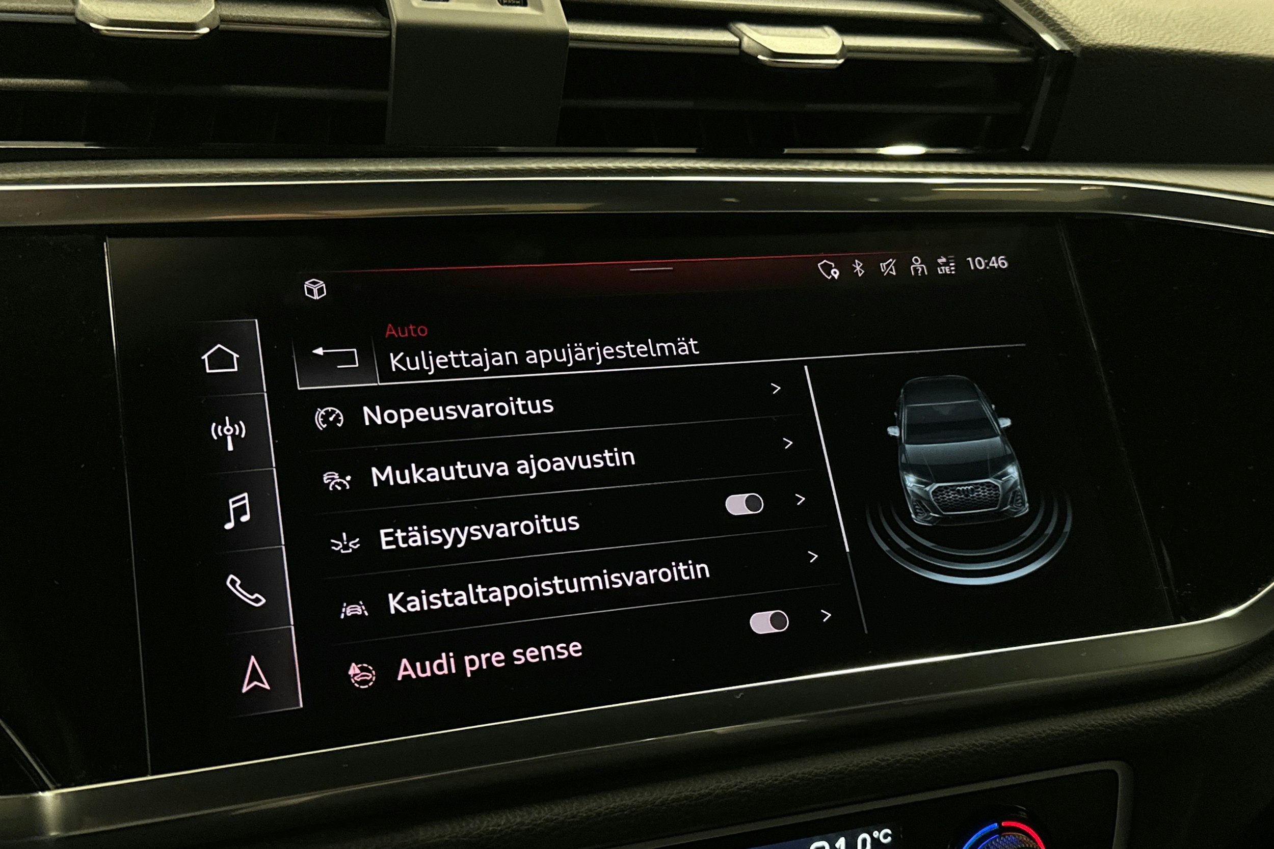 valkoinen Audi Q3 2022 kuva 29.