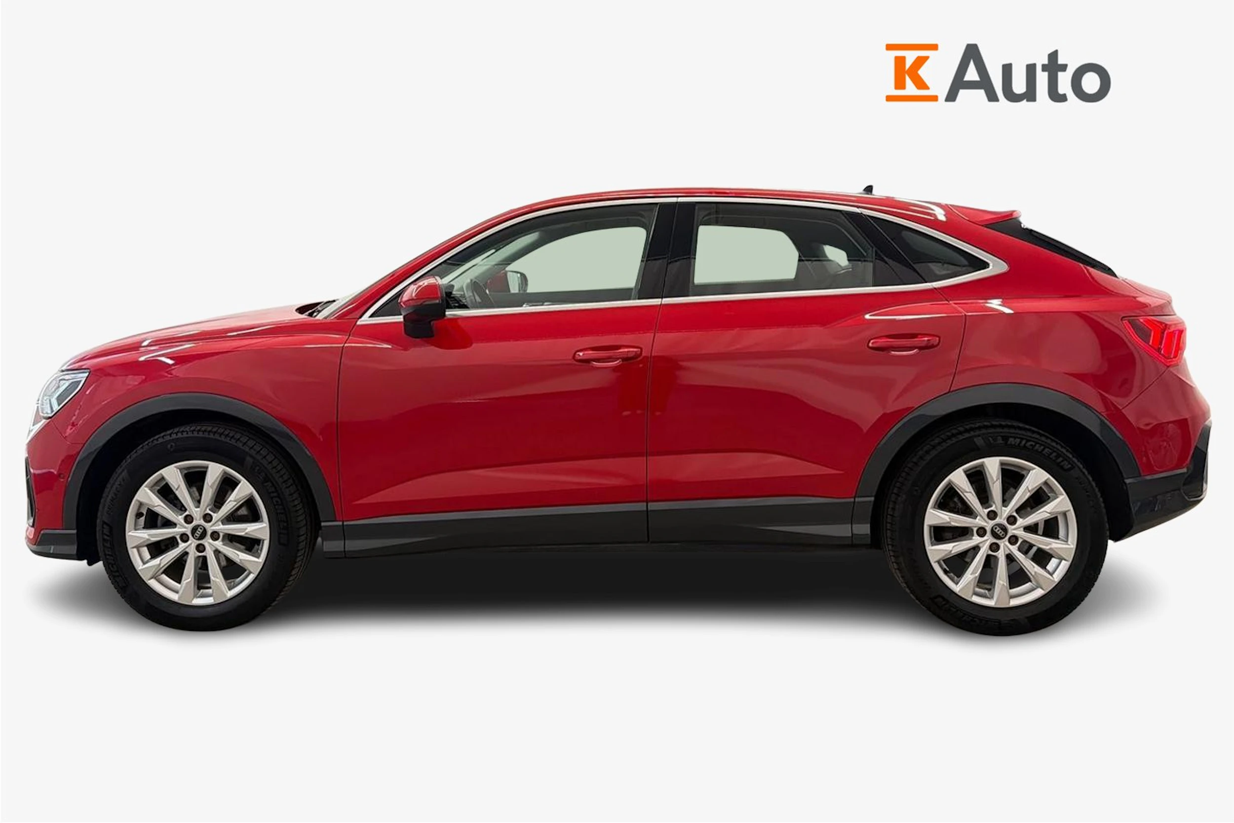 punainen Audi Q3 2022 kuva 5.