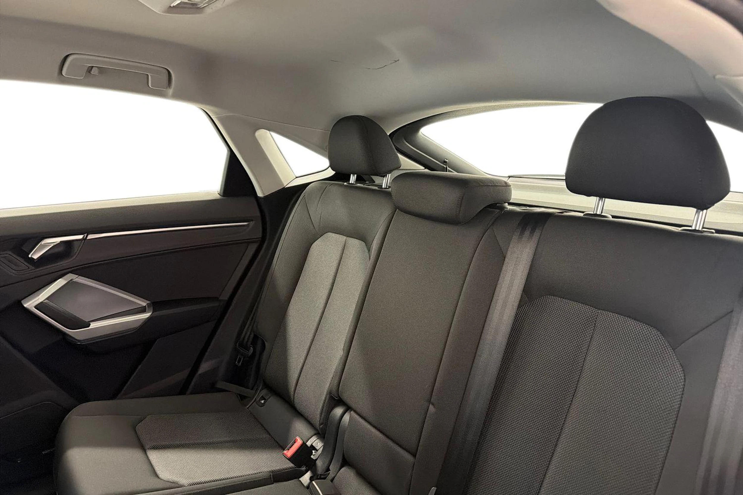 punainen Audi Q3 2022 kuva 8.
