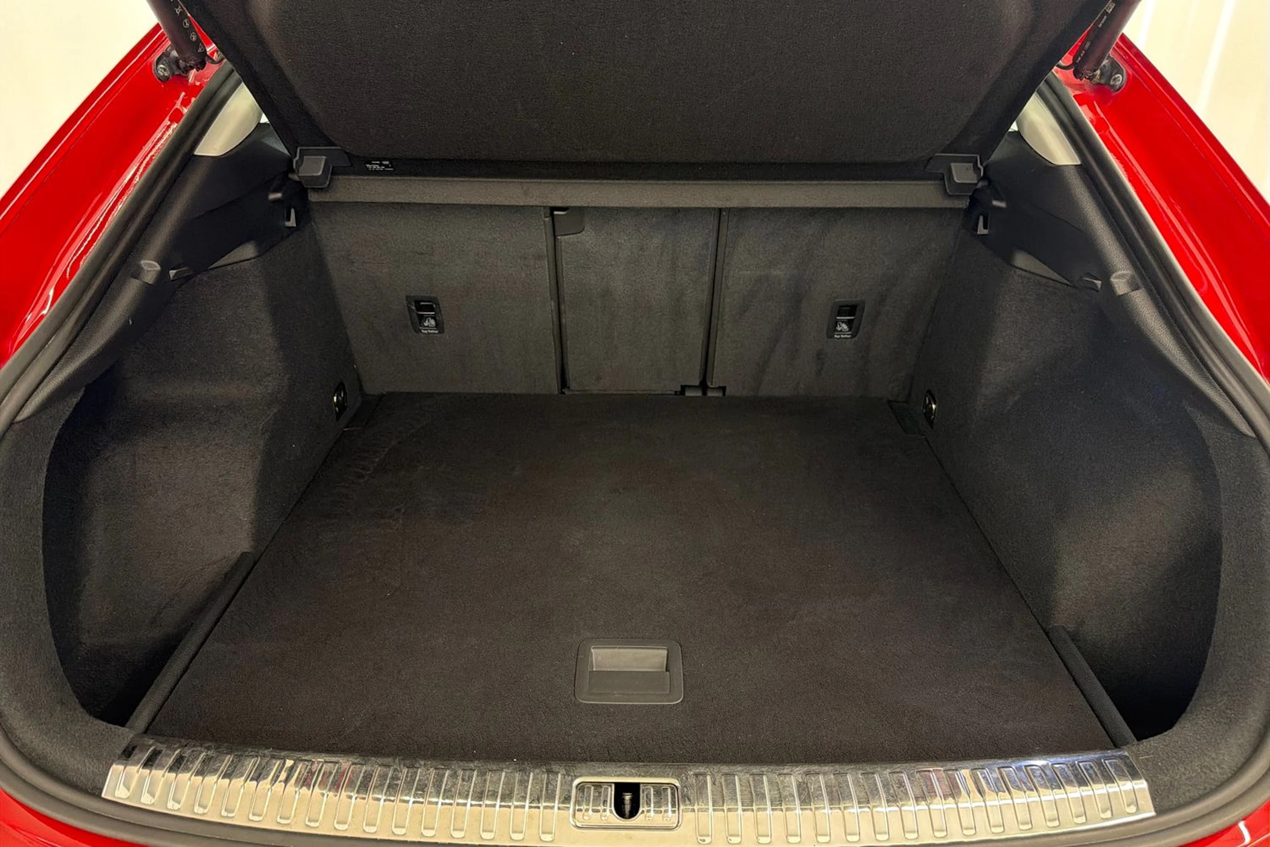 punainen Audi Q3 2022 kuva 13.