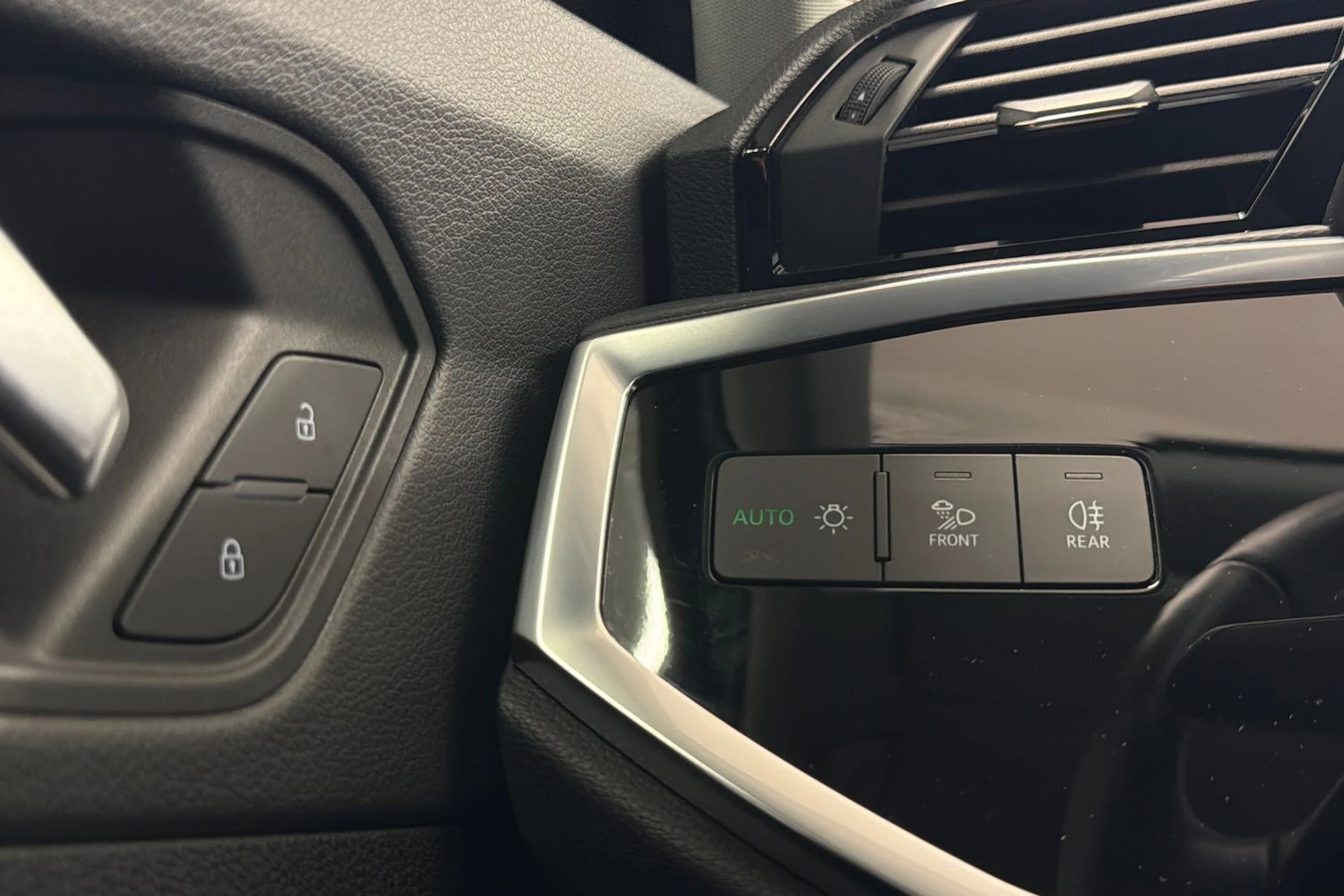 punainen Audi Q3 2022 kuva 16.