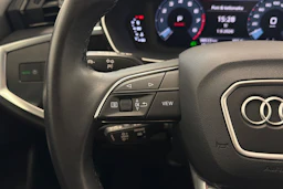 punainen Audi Q3 2022 kuva 18.