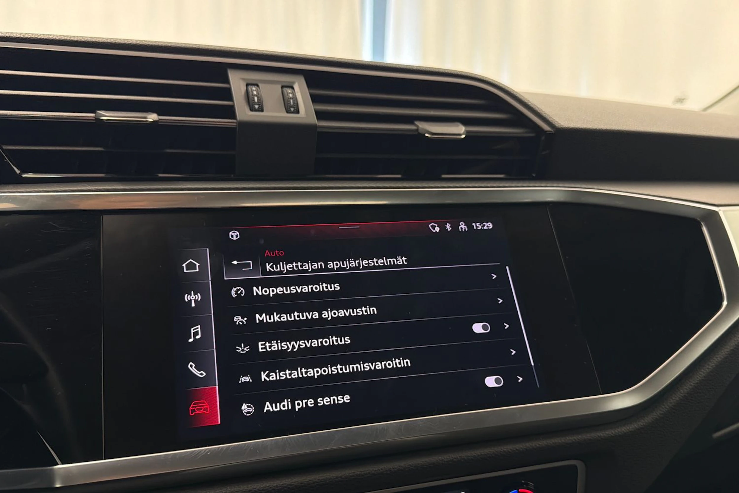 punainen Audi Q3 2022 kuva 24.