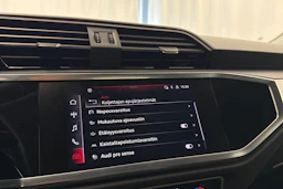 punainen Audi Q3 2022 kuva 24.