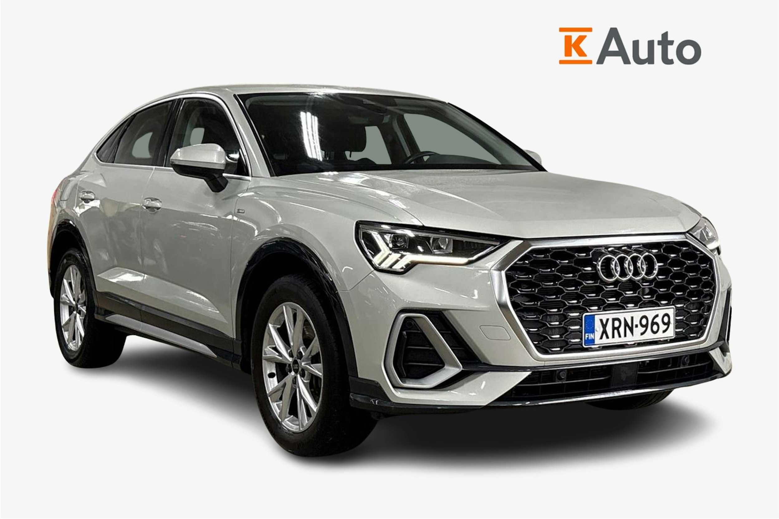 Harmaa Audi Q3 2022 kuva 1.