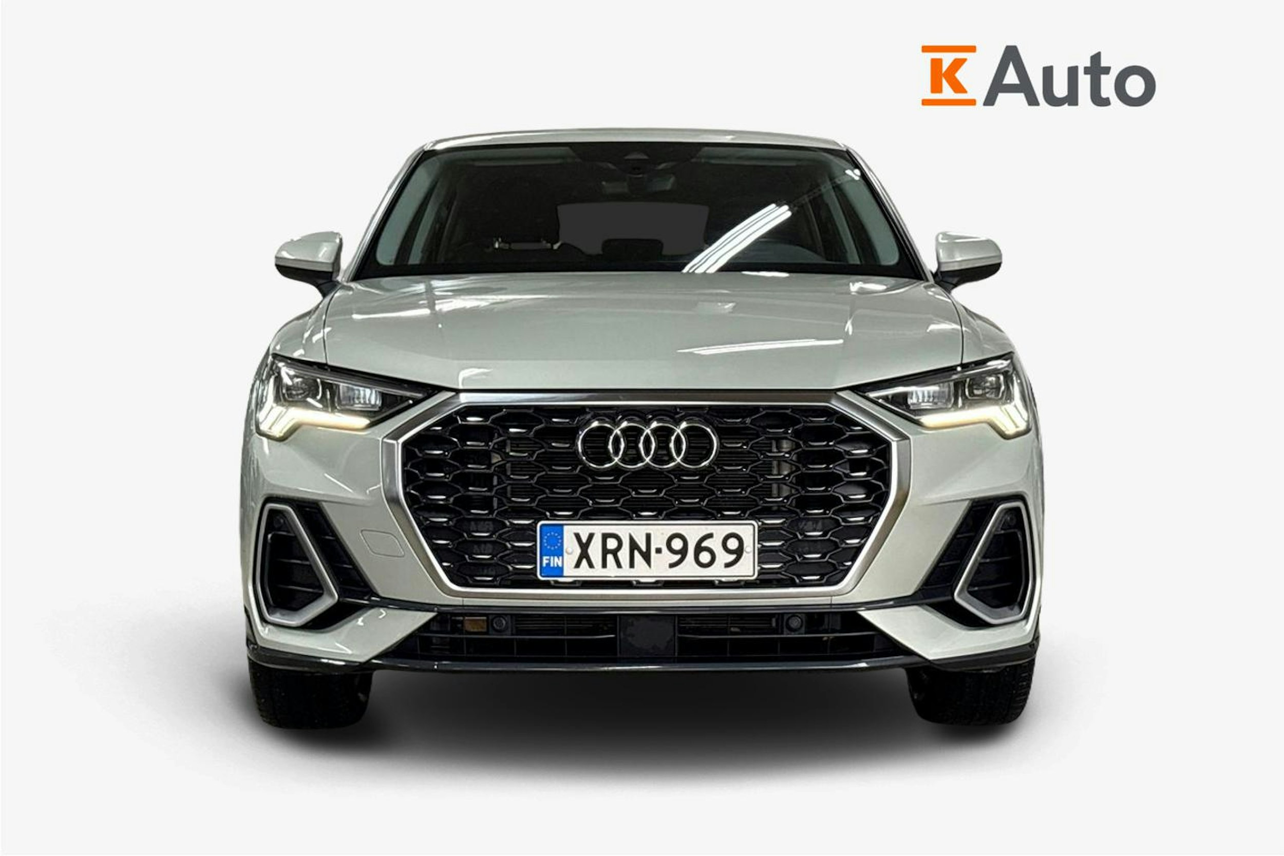 Harmaa Audi Q3 2022 kuva 5.