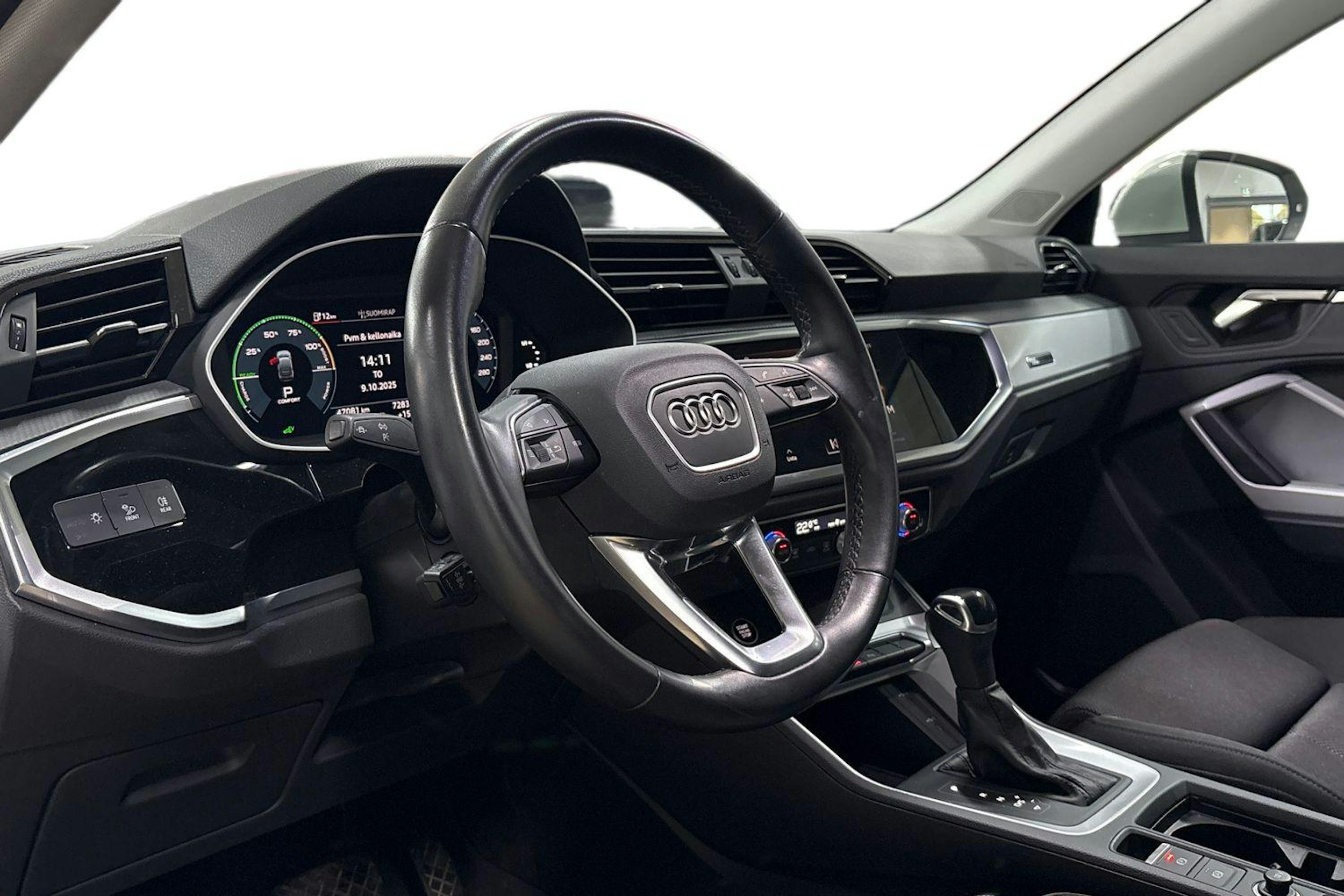 Harmaa Audi Q3 2022 kuva 7.