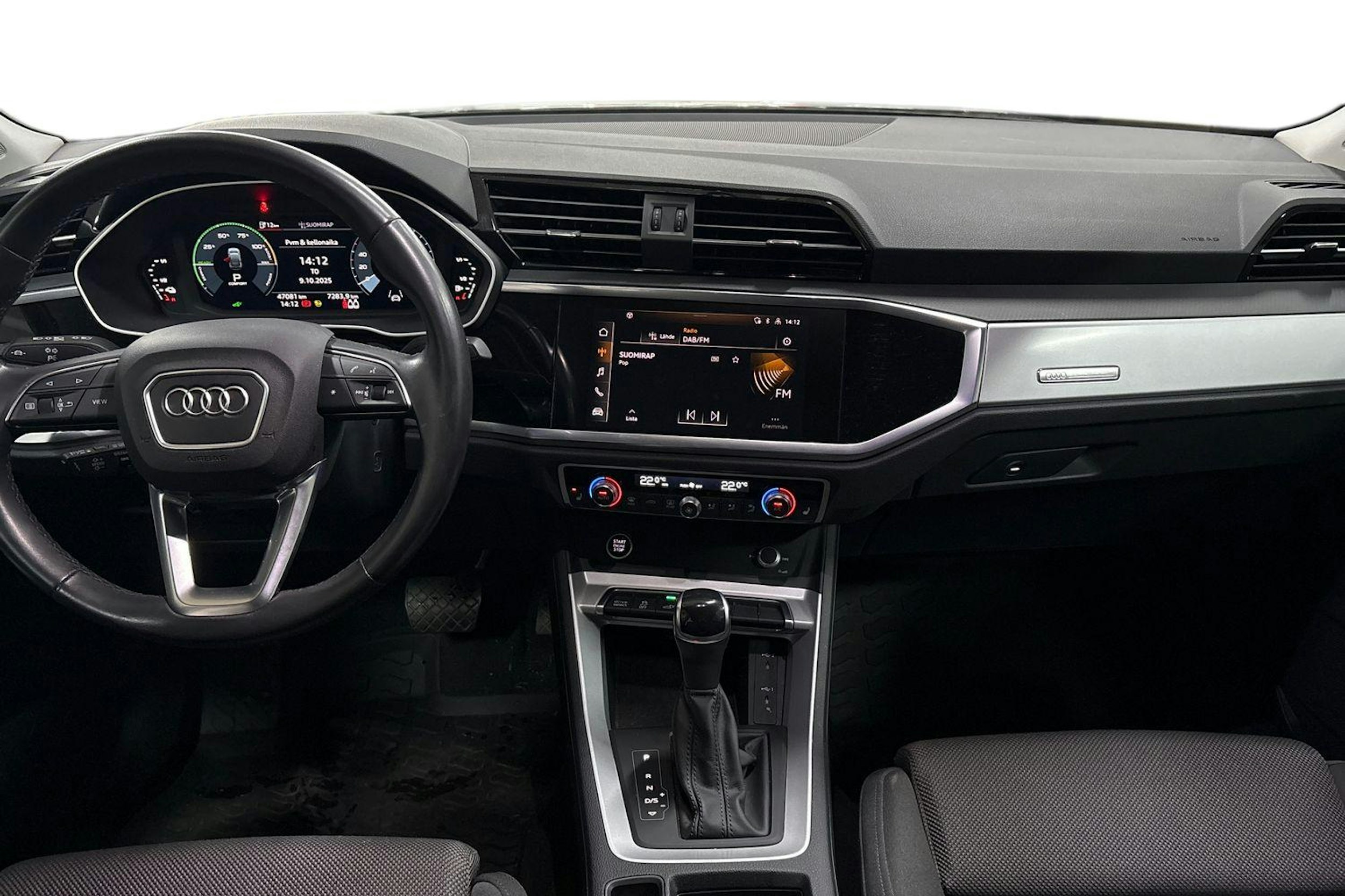 Harmaa Audi Q3 2022 kuva 9.