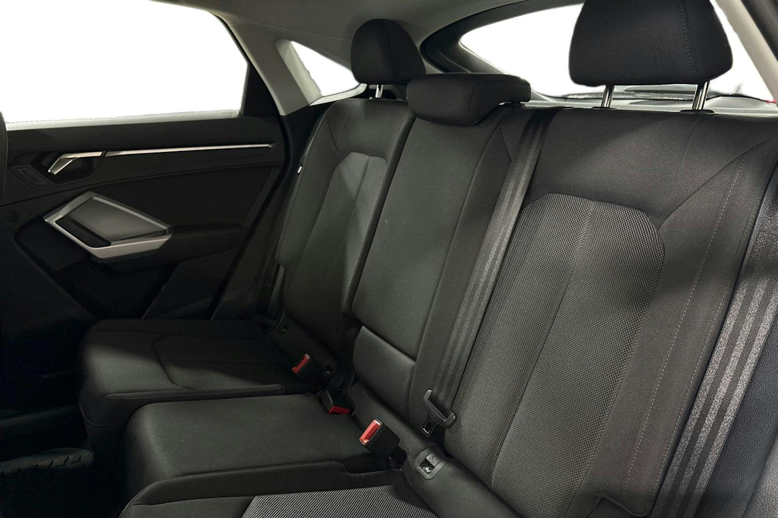 Harmaa Audi Q3 2022 kuva 10.