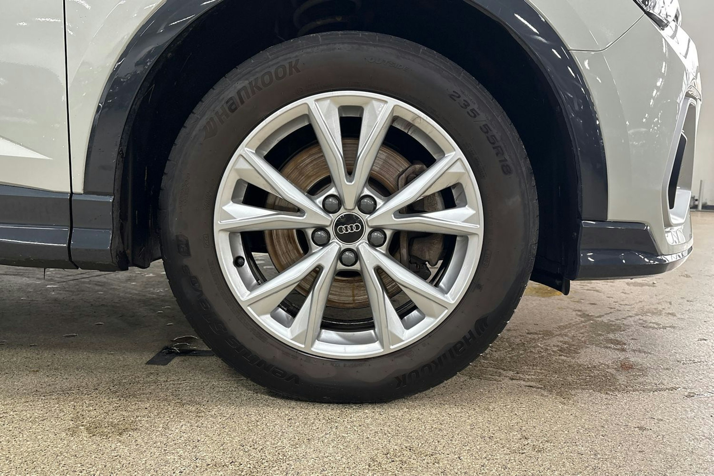Harmaa Audi Q3 2022 kuva 11.