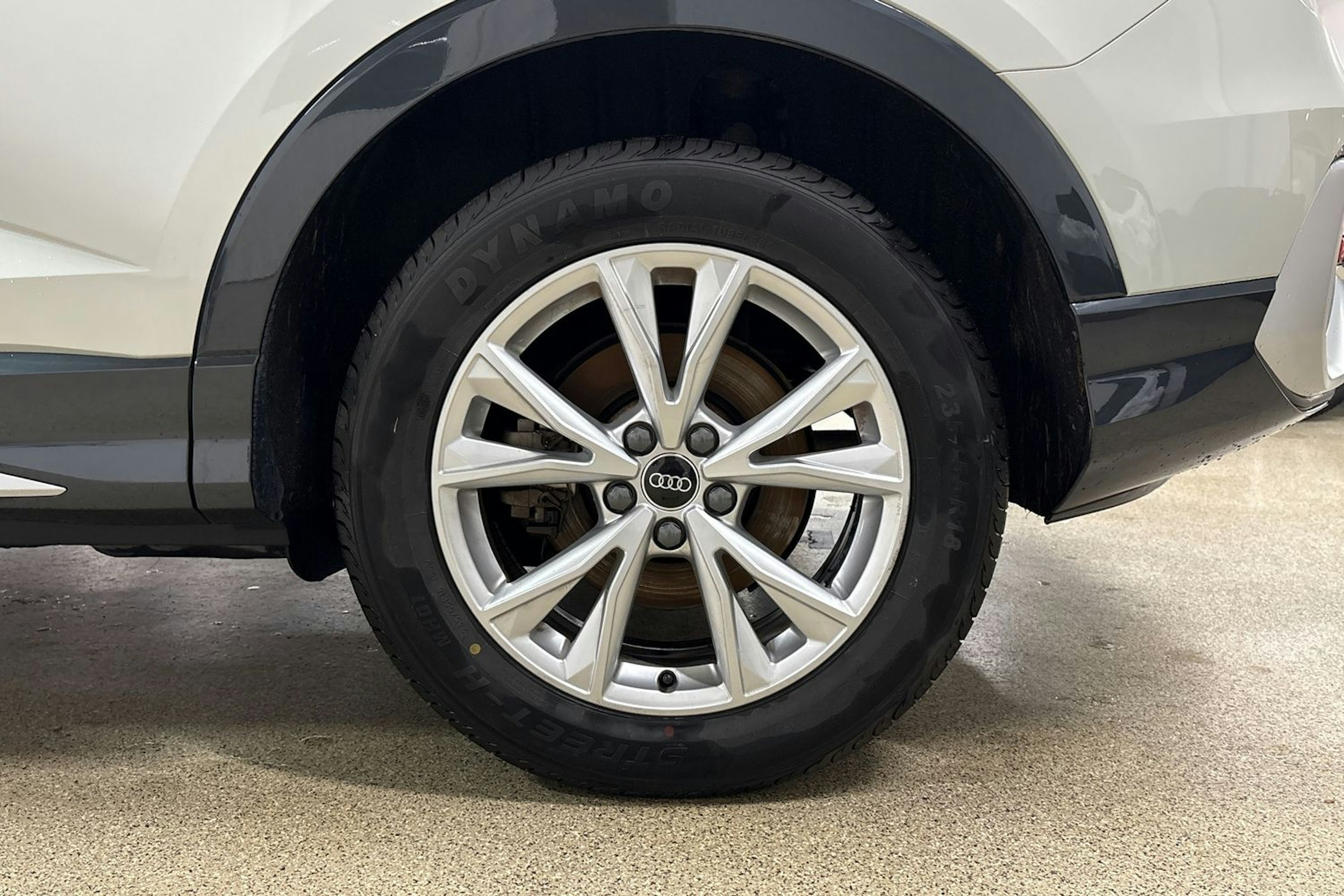 Harmaa Audi Q3 2022 kuva 13.