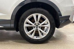 Harmaa Audi Q3 2022 kuva 13.