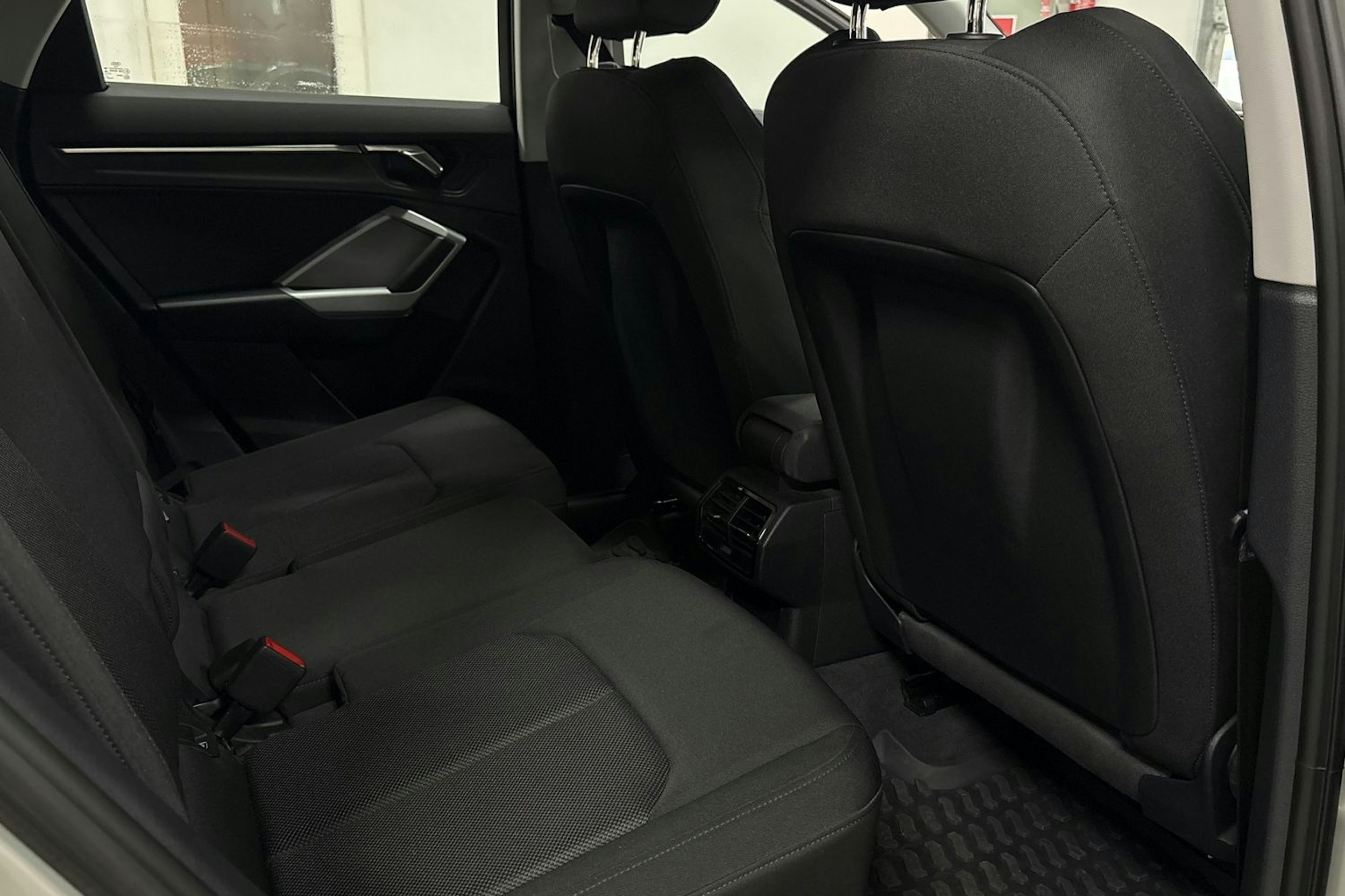Harmaa Audi Q3 2022 kuva 14.