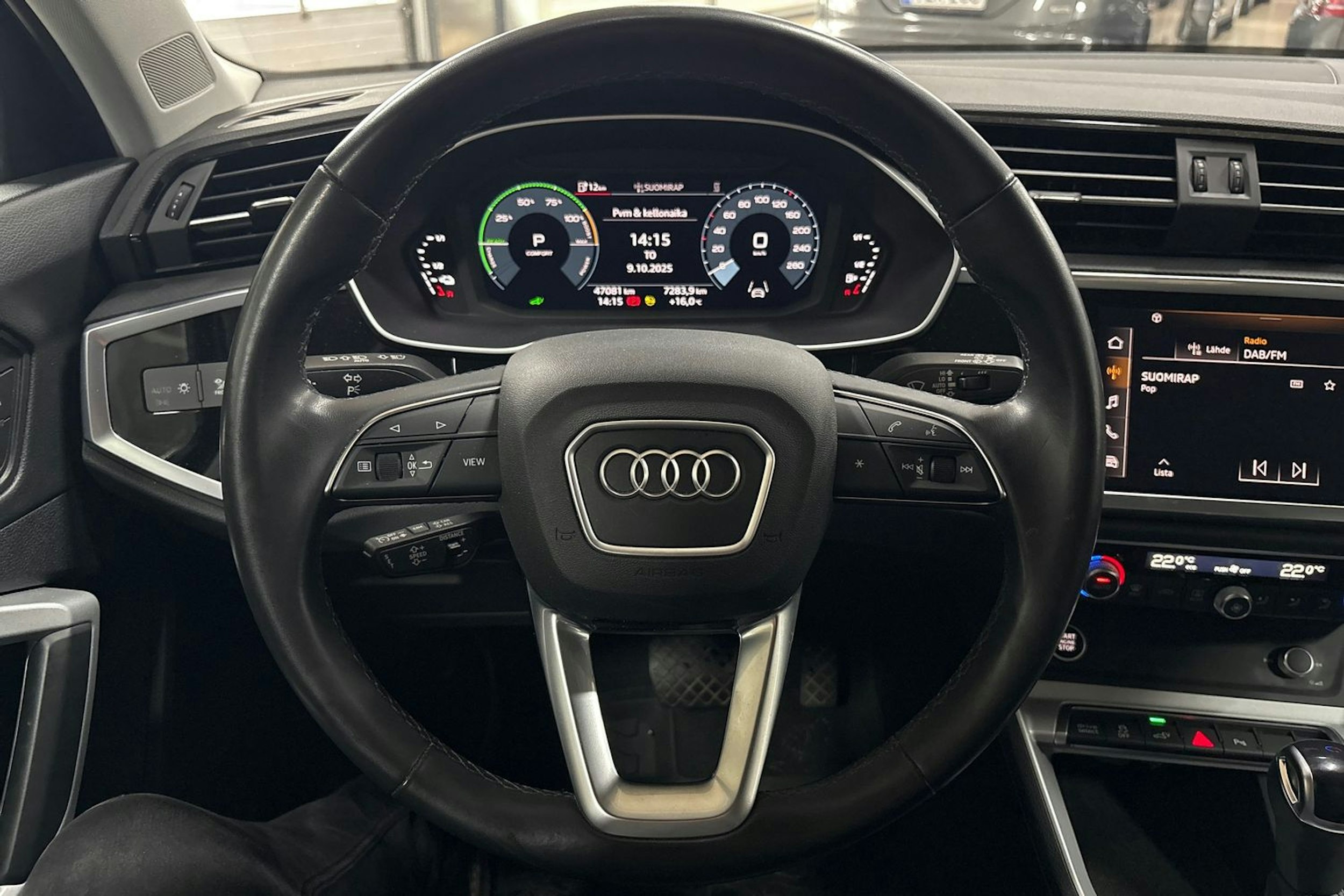 Harmaa Audi Q3 2022 kuva 15.