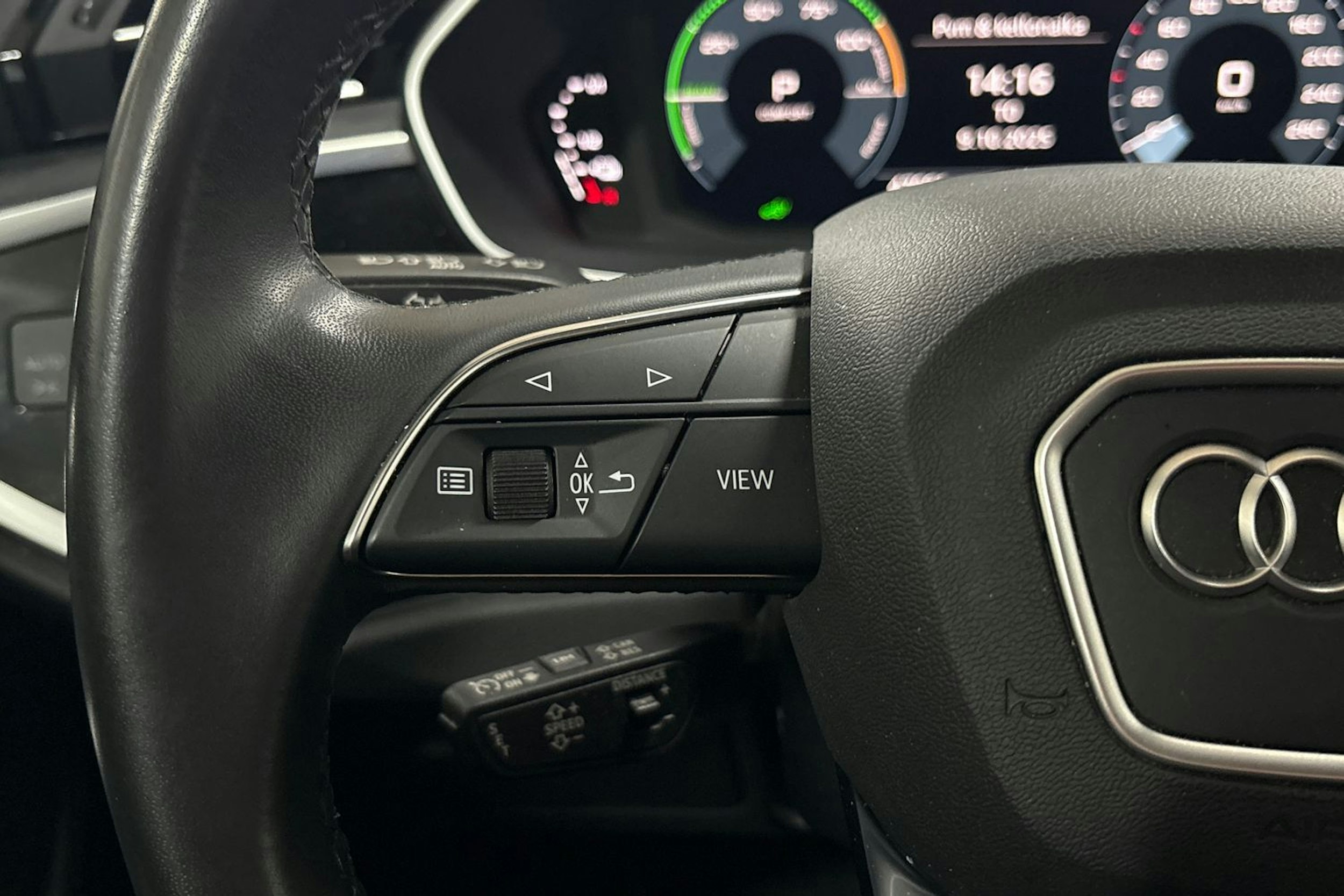 Harmaa Audi Q3 2022 kuva 16.