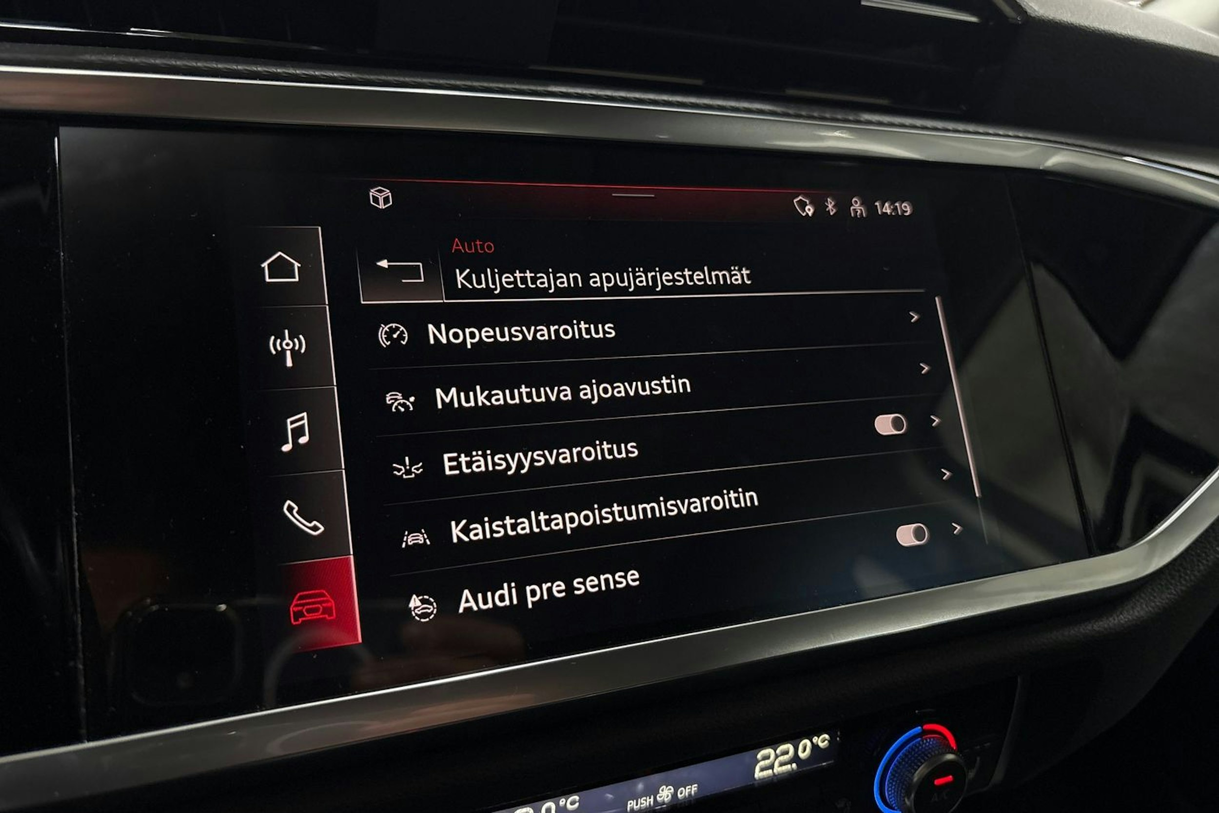 Harmaa Audi Q3 2022 kuva 22.