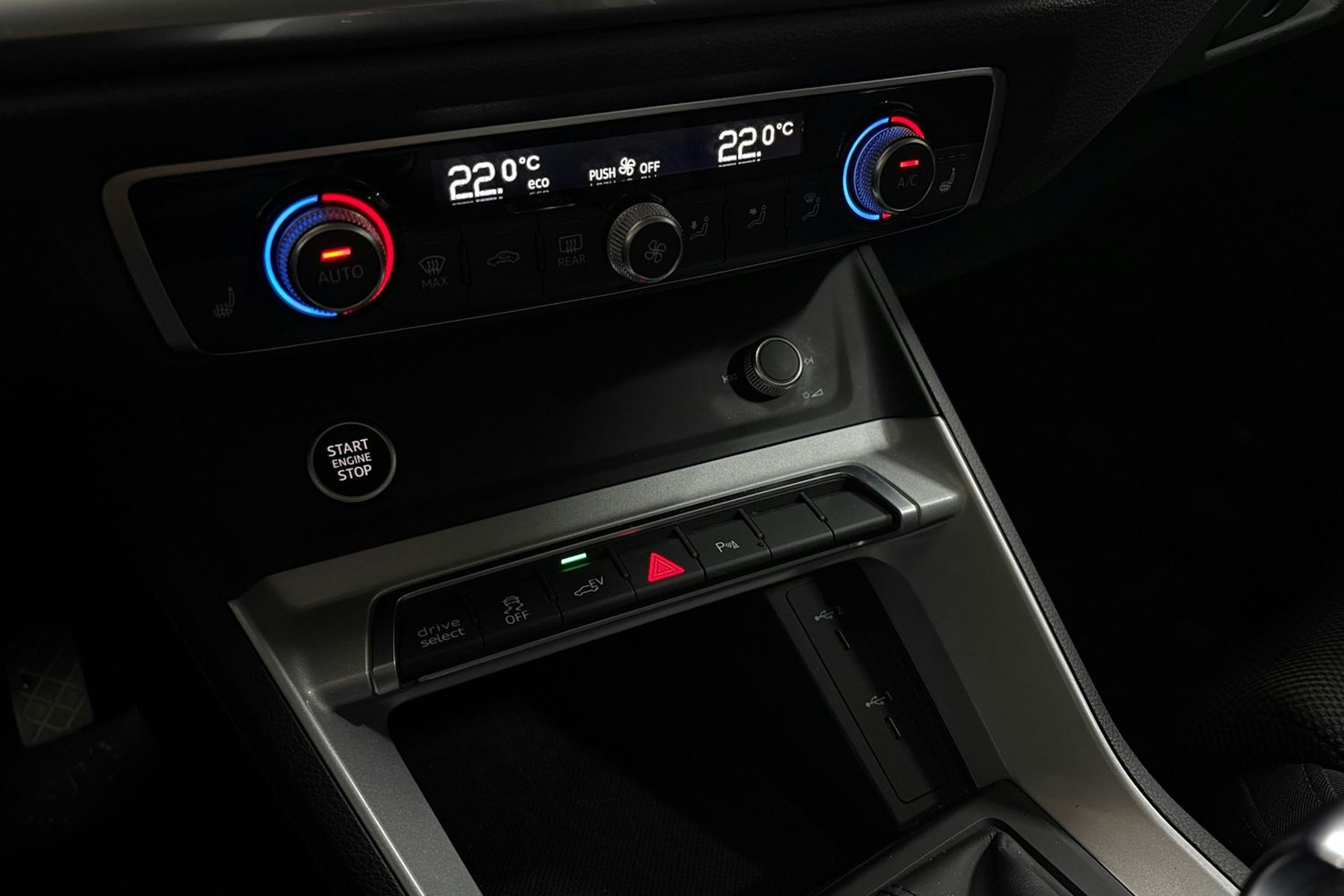 Harmaa Audi Q3 2022 kuva 25.