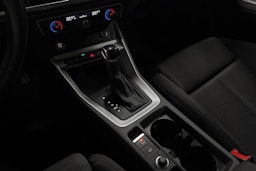 Harmaa Audi Q3 2022 kuva 26.