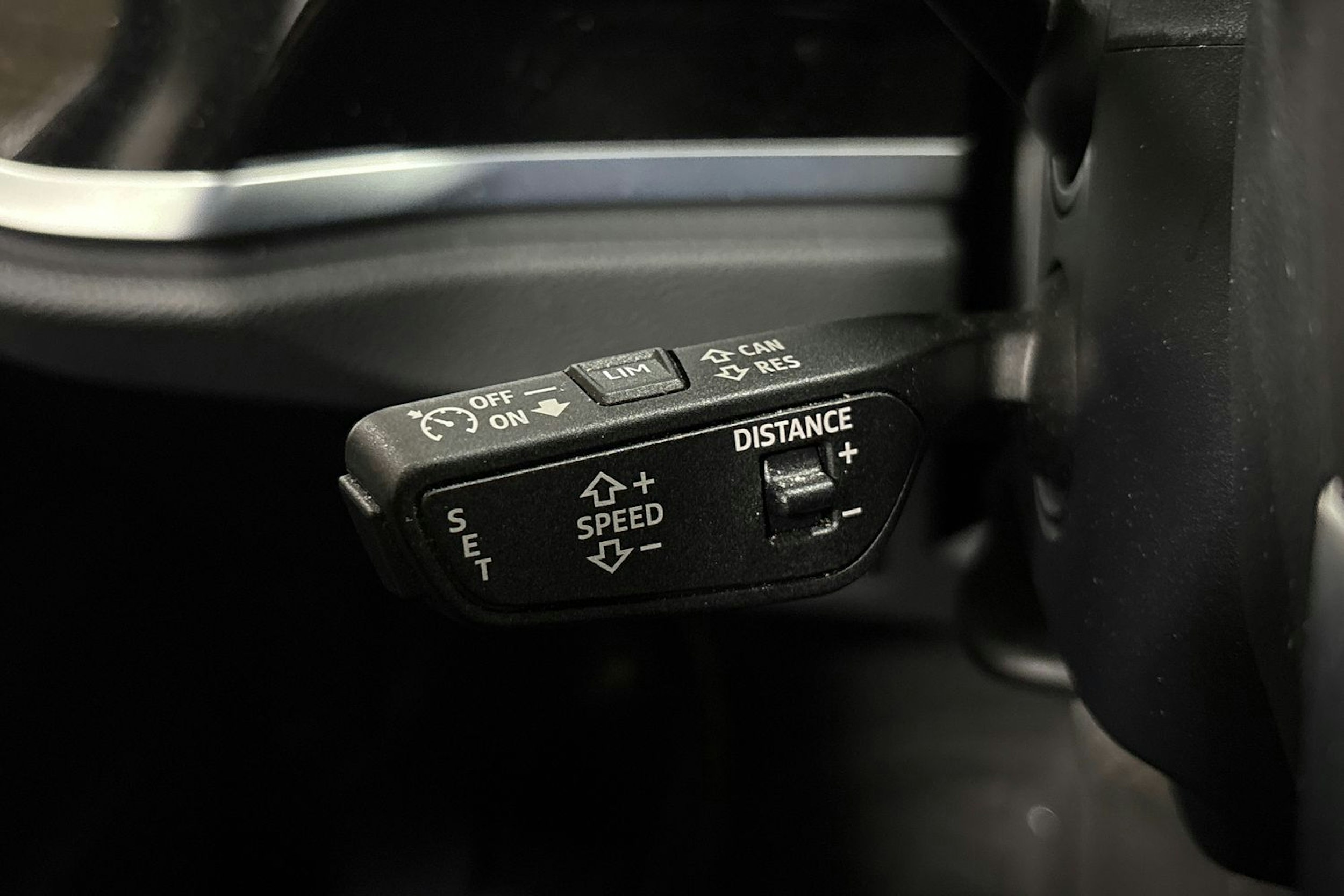 Harmaa Audi Q3 2022 kuva 27.