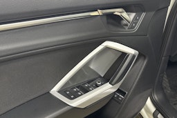 Harmaa Audi Q3 2022 kuva 29.