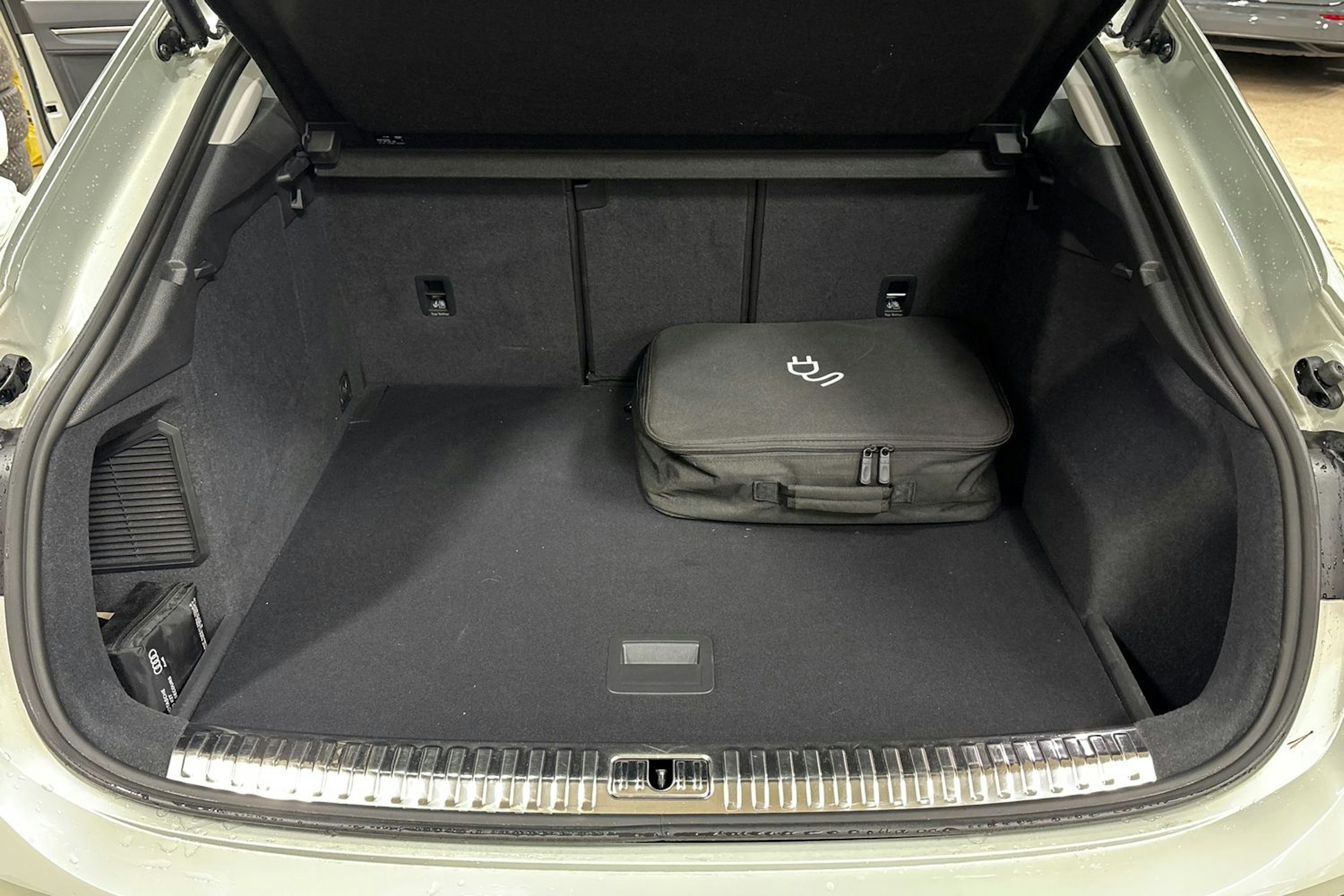 Harmaa Audi Q3 2022 kuva 30.
