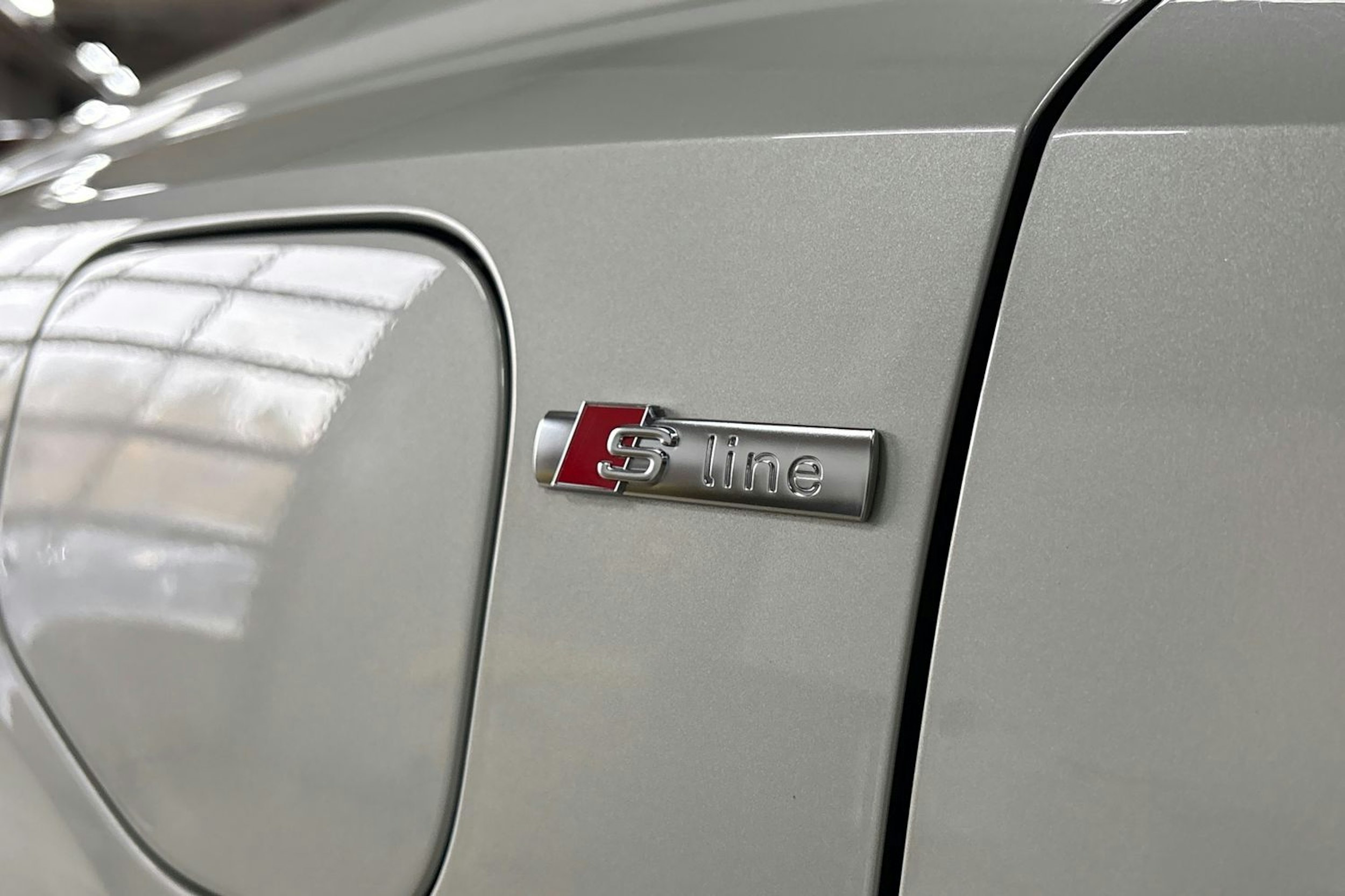Harmaa Audi Q3 2022 kuva 34.