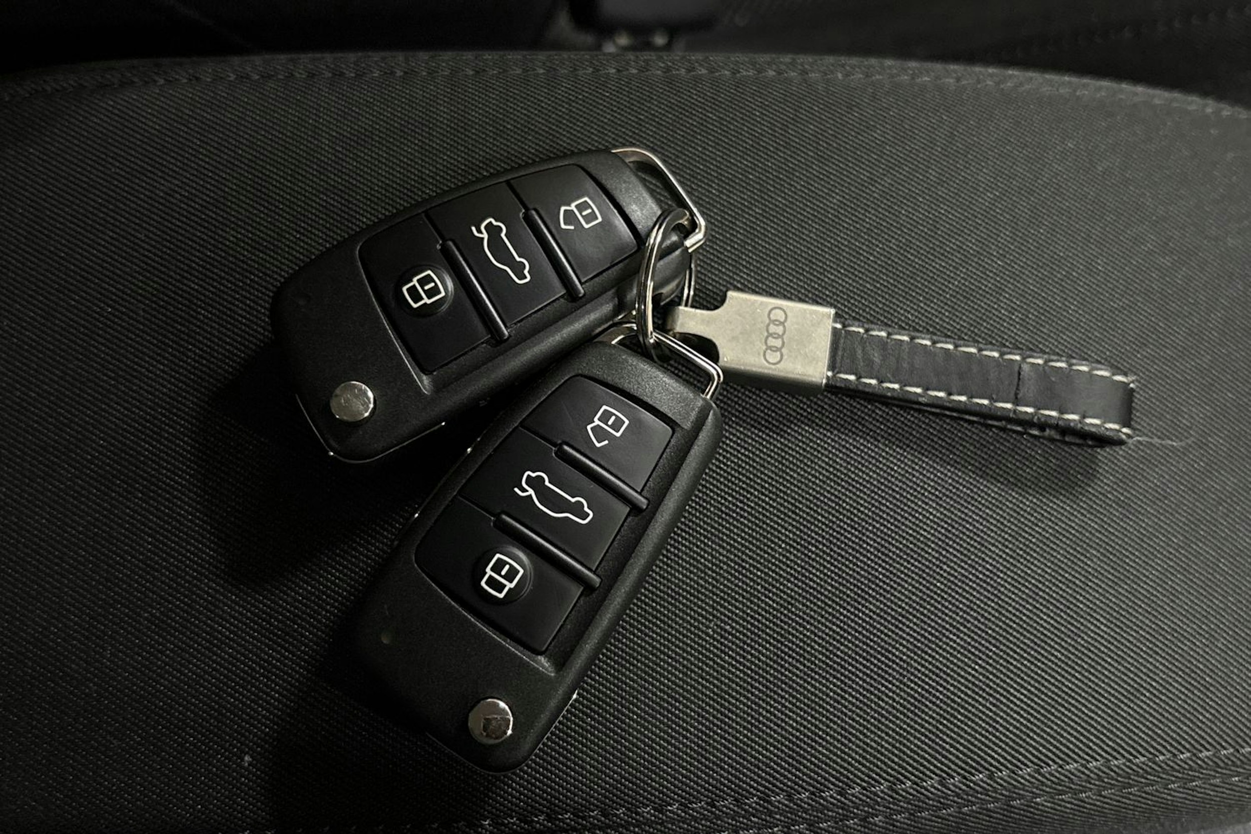 Harmaa Audi Q3 2022 kuva 36.