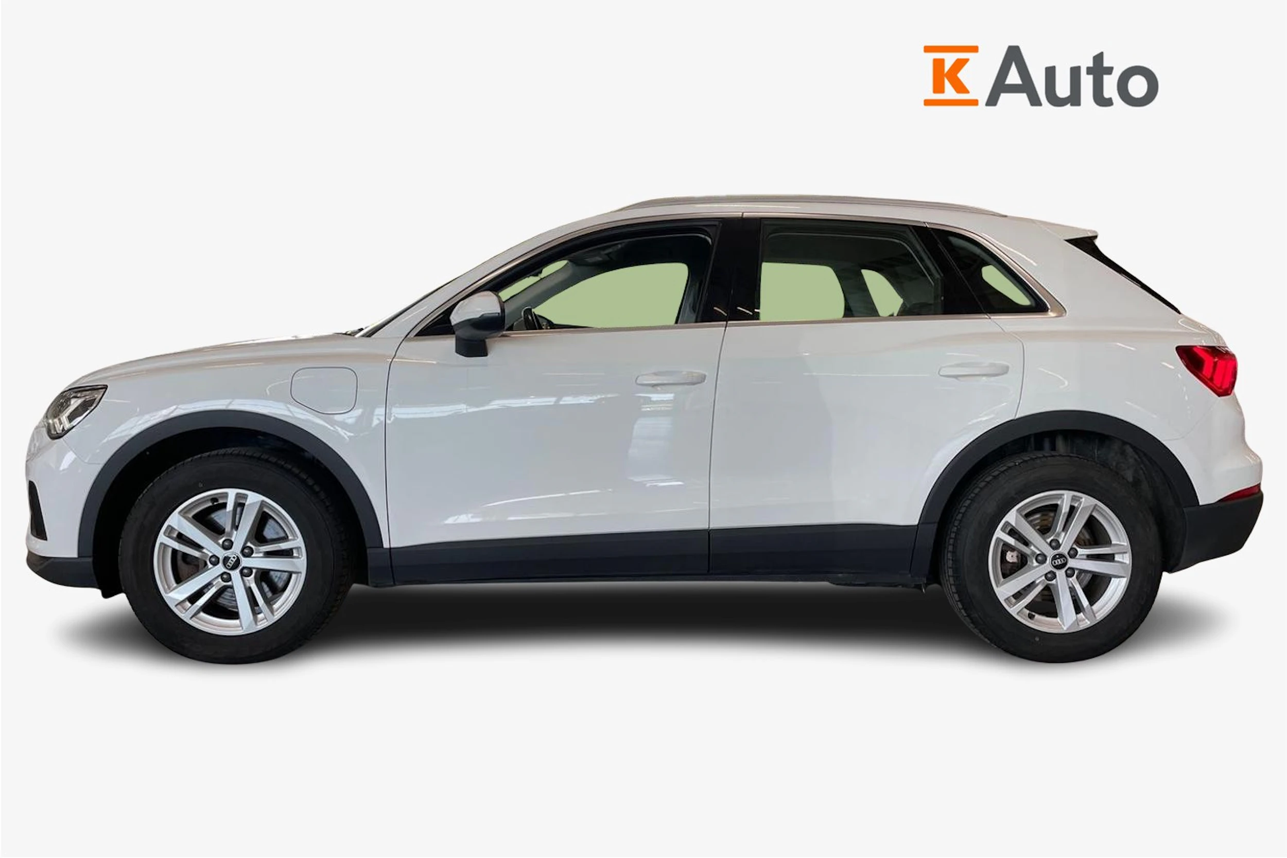 valkoinen Audi Q3 2022 kuva 7.