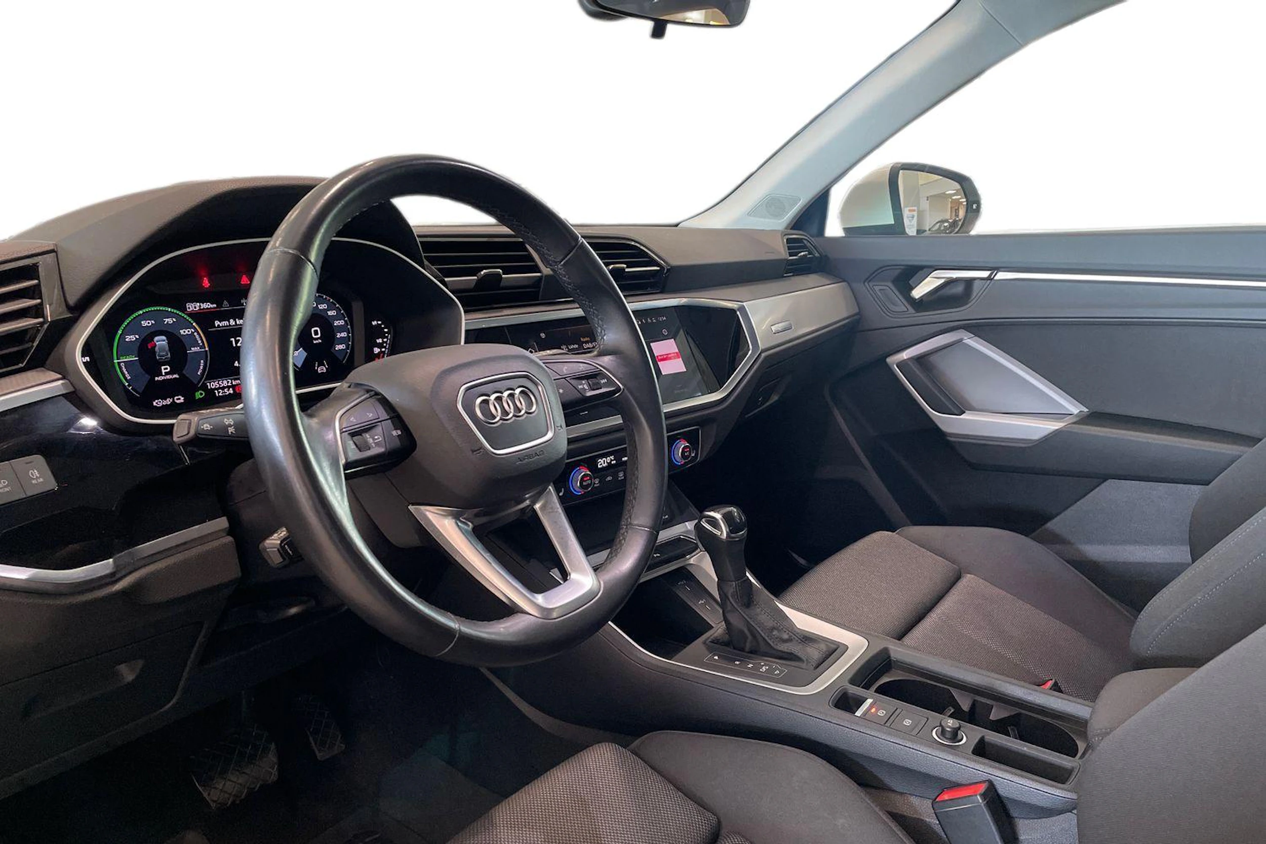 valkoinen Audi Q3 2022 kuva 8.