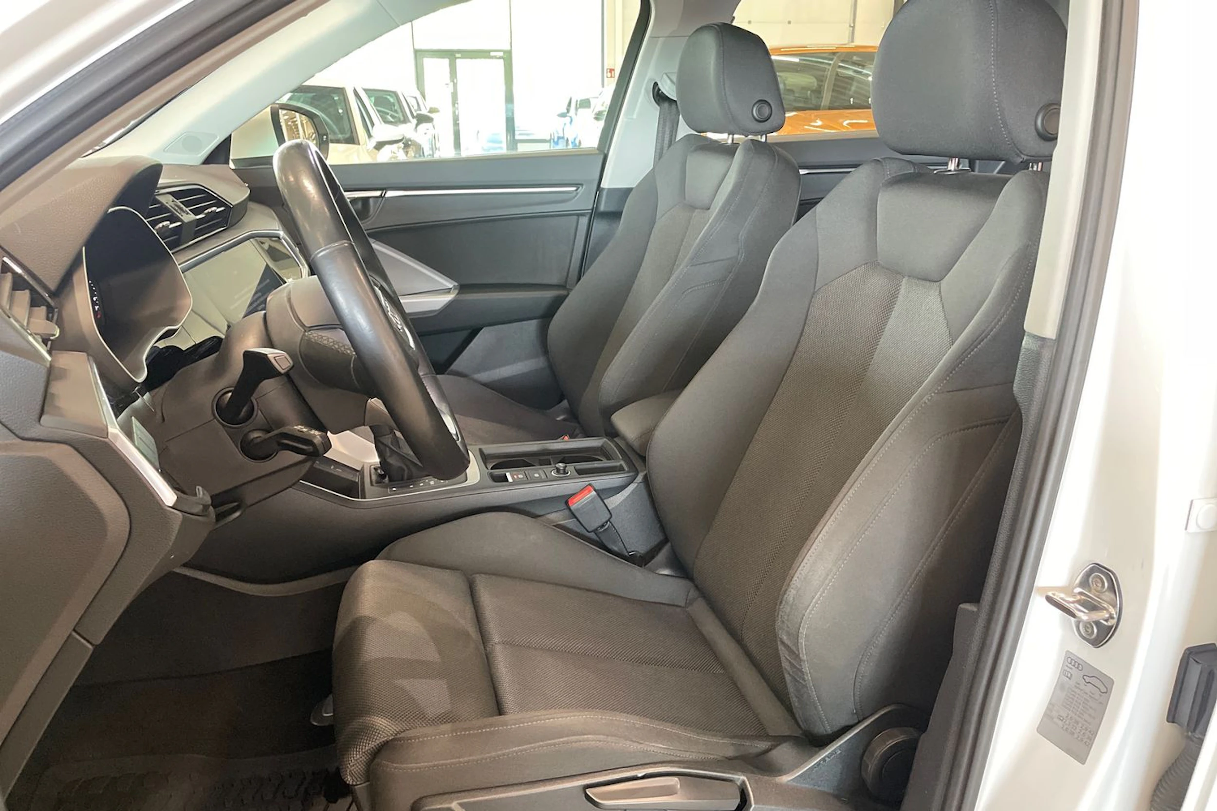 valkoinen Audi Q3 2022 kuva 15.