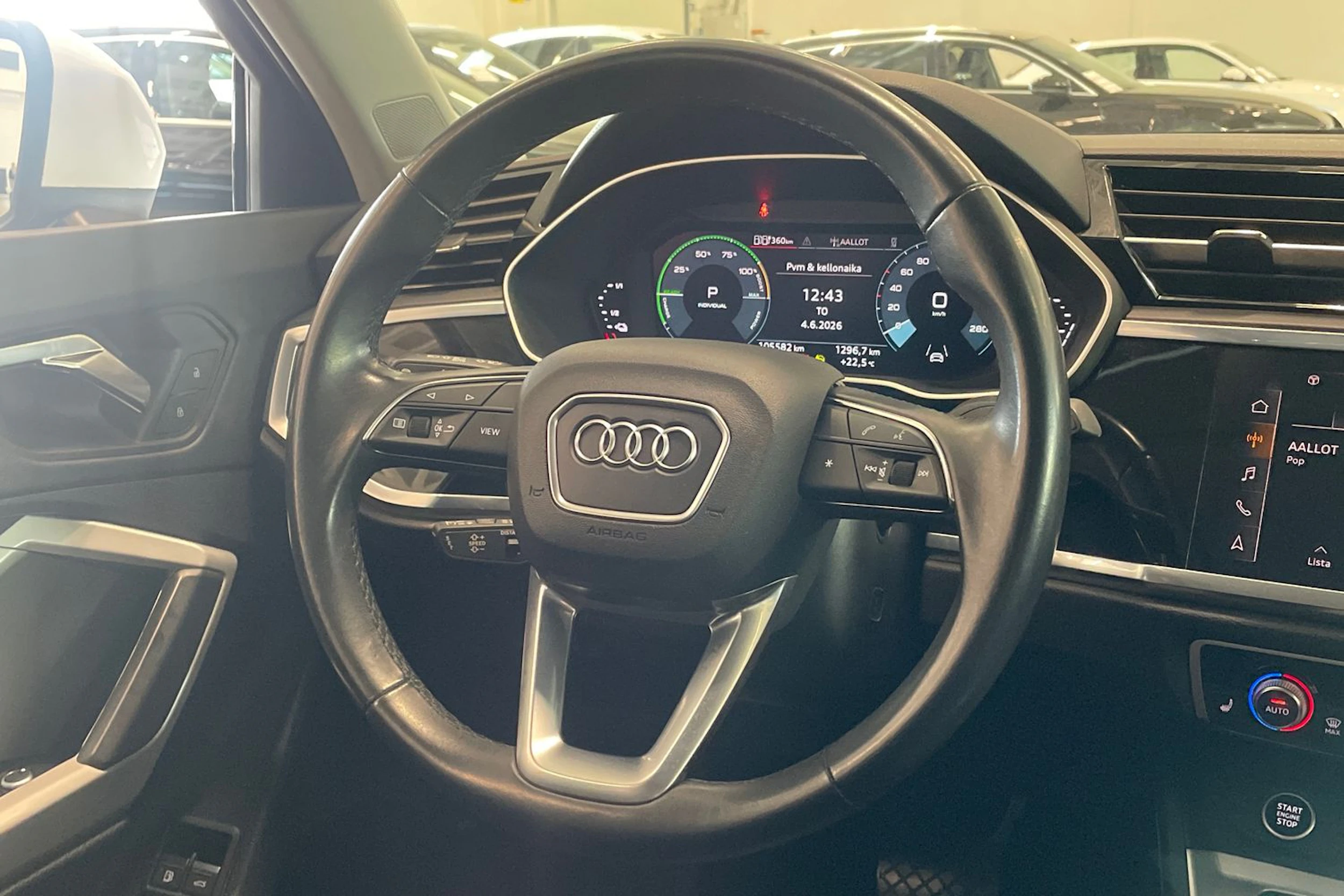 valkoinen Audi Q3 2022 kuva 16.