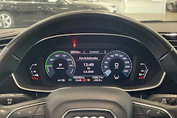 valkoinen Audi Q3 2022 kuva 17.